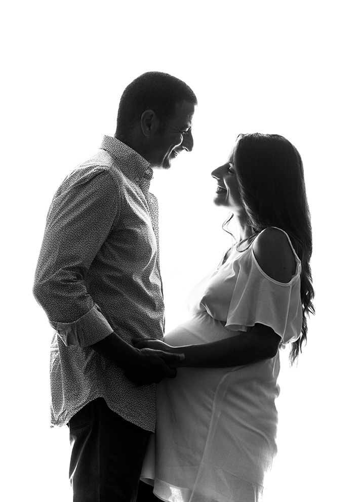 bianco e nero fotografia di coppia in gravidanza