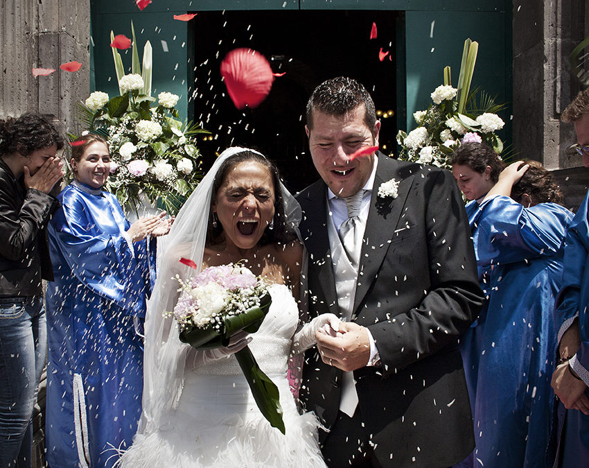 Matrimonio-lancio-riso-con-petali-colorati