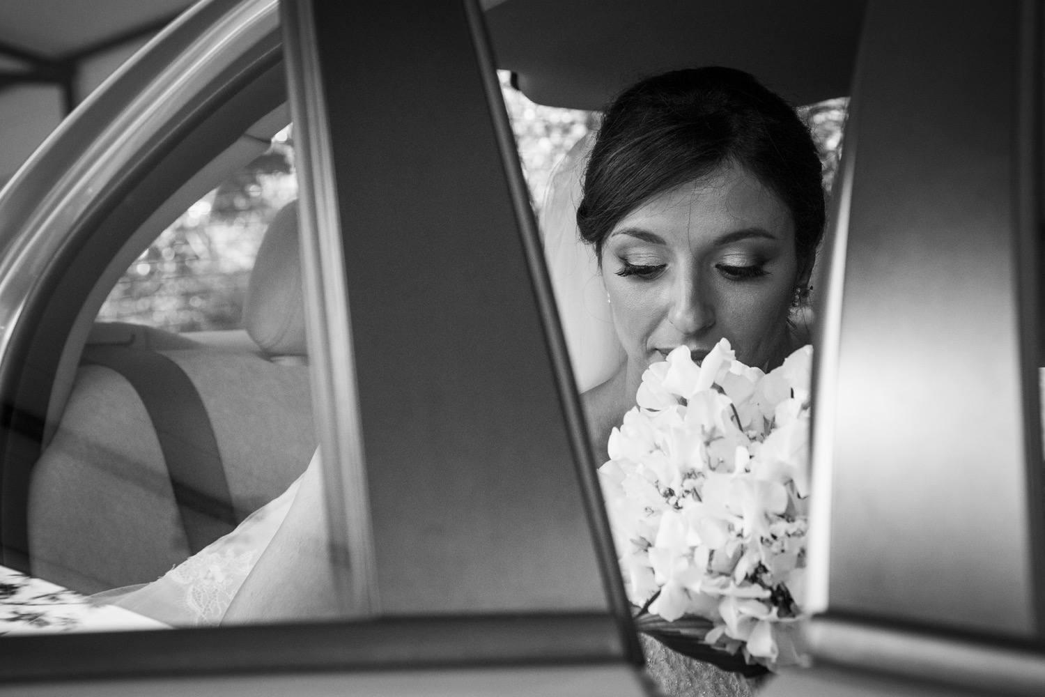 sposa-sale-in-macchina-fotografia-matrimonio-napoli