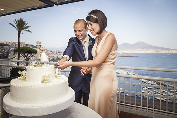 Fotografia-di-matrimonio-Napoli-taglio-torta-nuziale