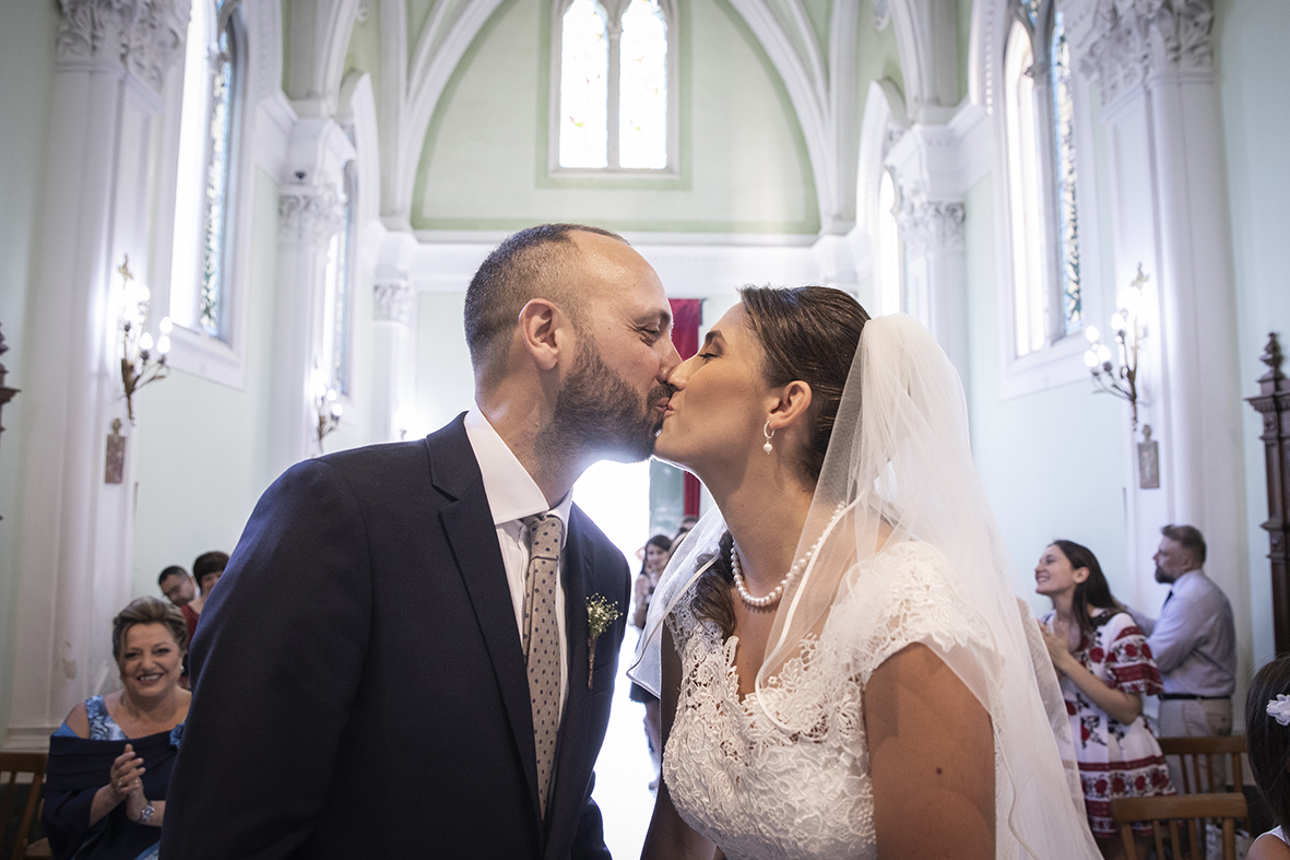 bacio-sposi-in-chiesa-reportage-matrimonio
