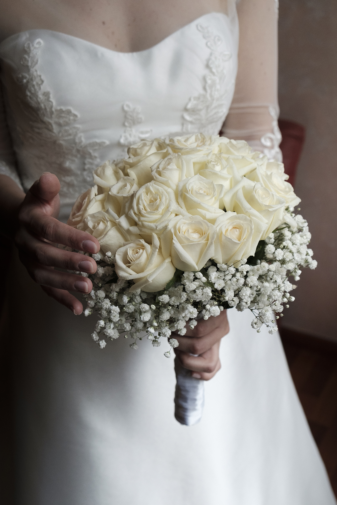 bouquet sposa classico rose bianche e nebbiolina
