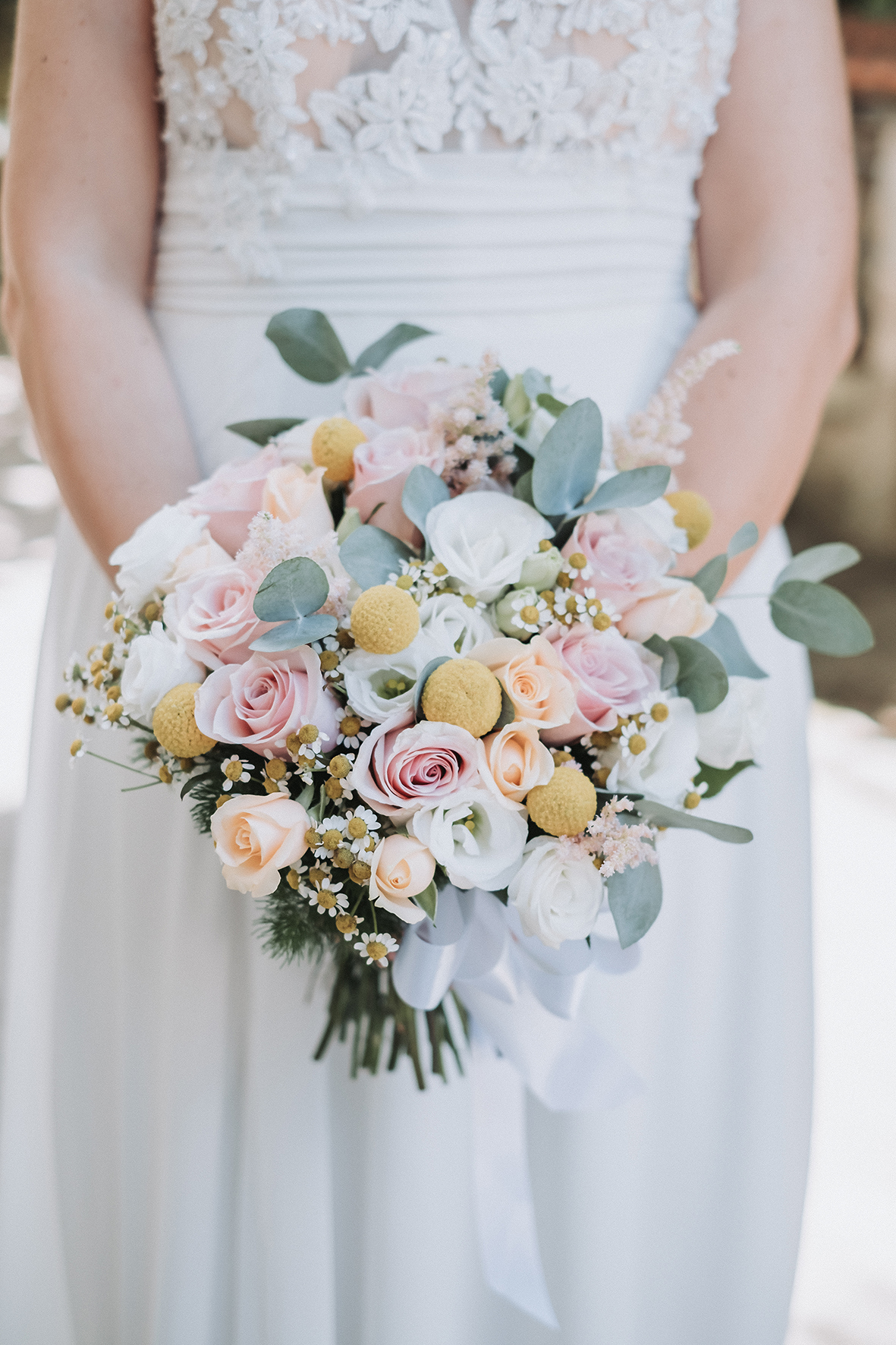 bouquet sposa fiori di campo e roselline
