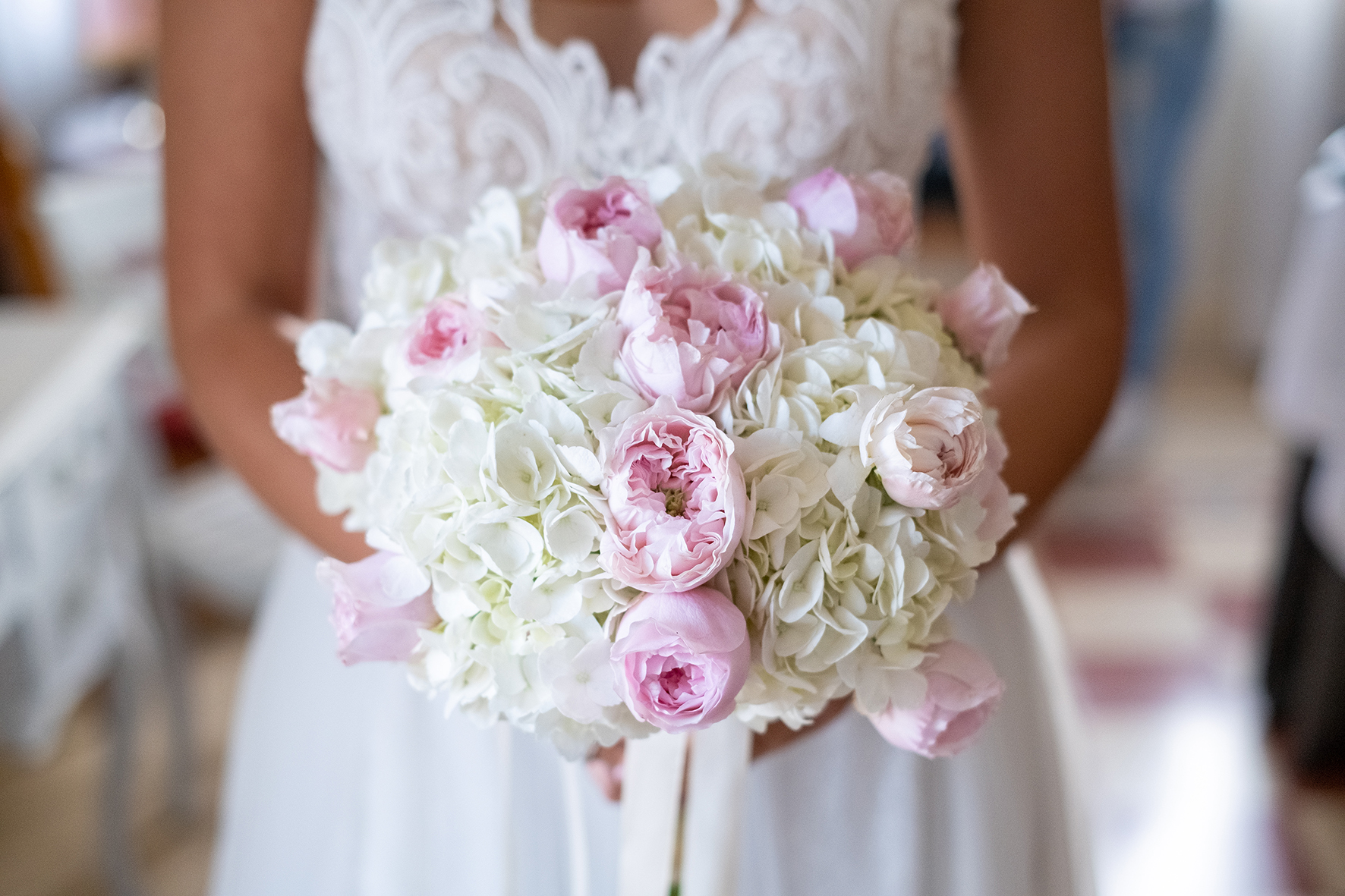 bouquet sposa originale rose inglesi e ortensie bianche