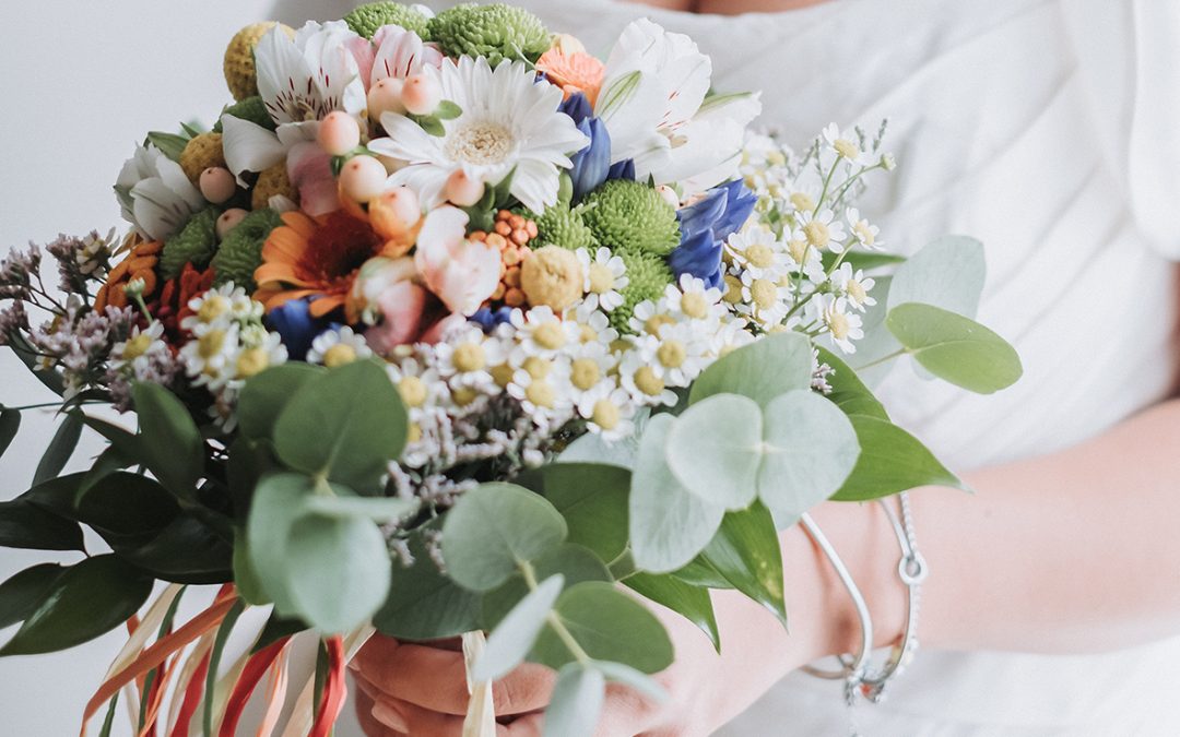 bouquet sposa originali colorato con fiori di campo