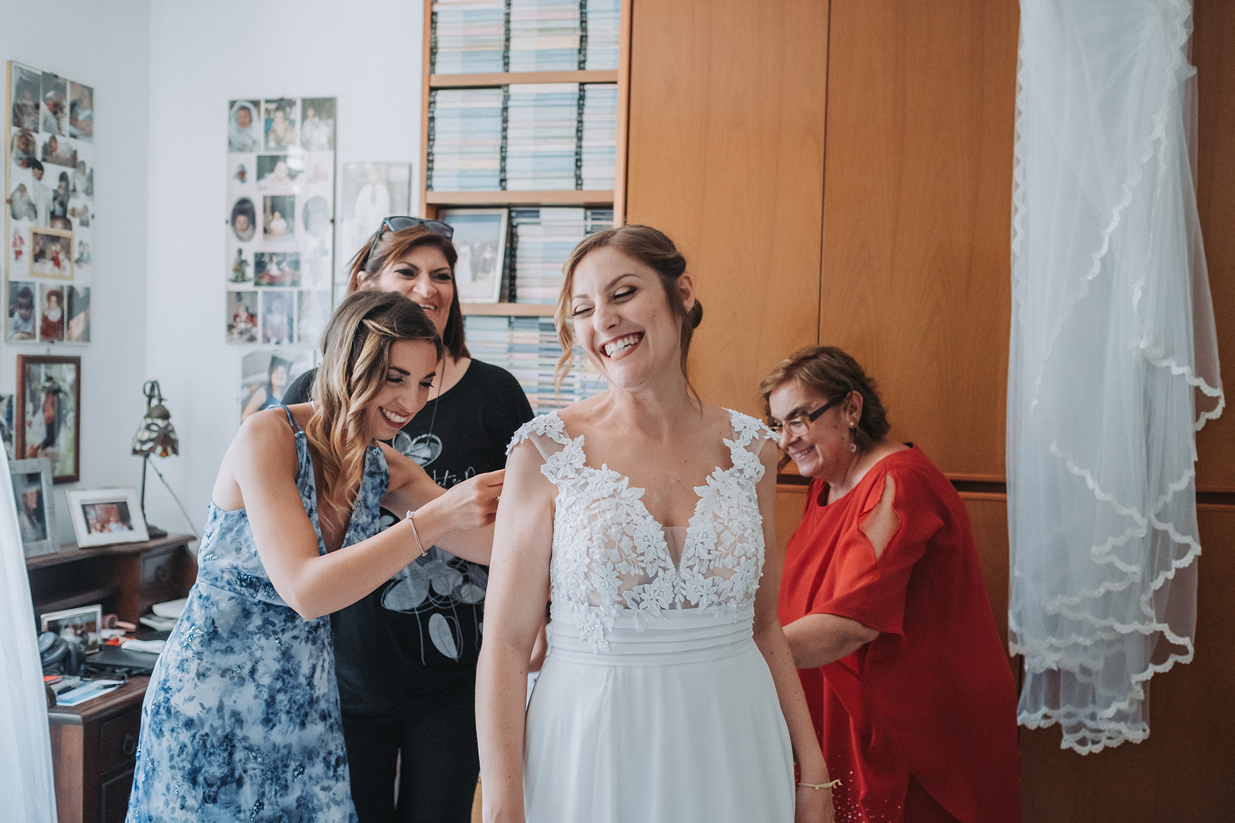 amiche che vestono la sposa reportage matrimonio napoli