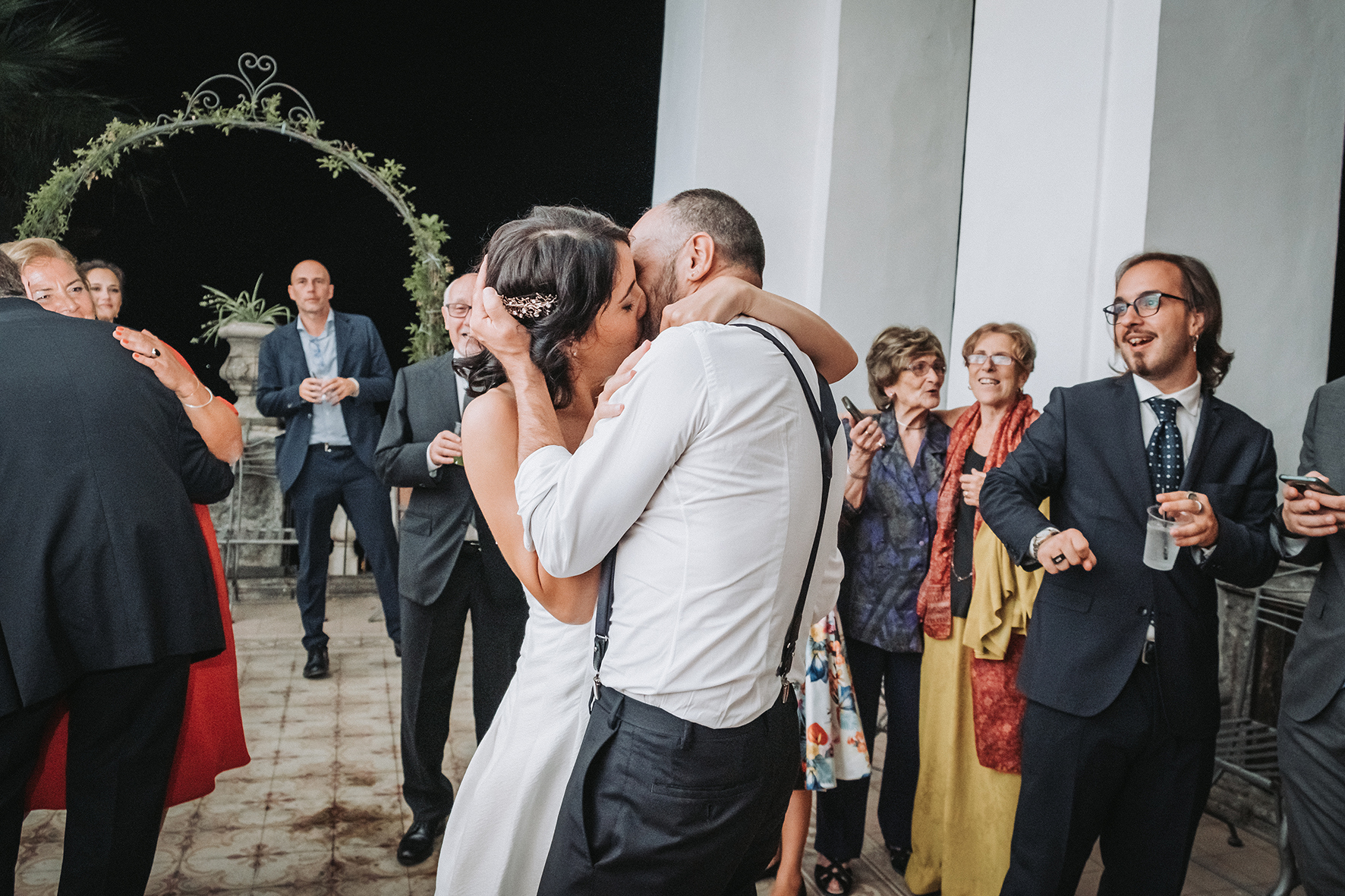 bacio sposi fotoreportage matrimonio cenacolo belvedere carafa