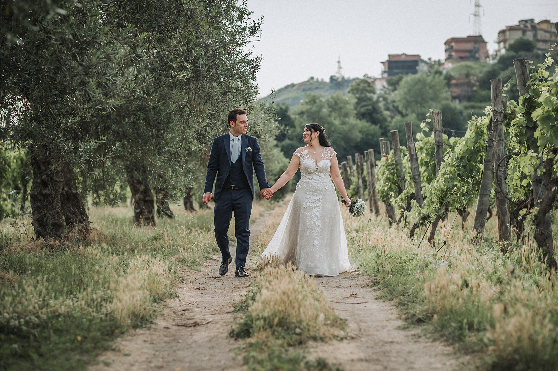 foto di coppia di sposi che passeggiano