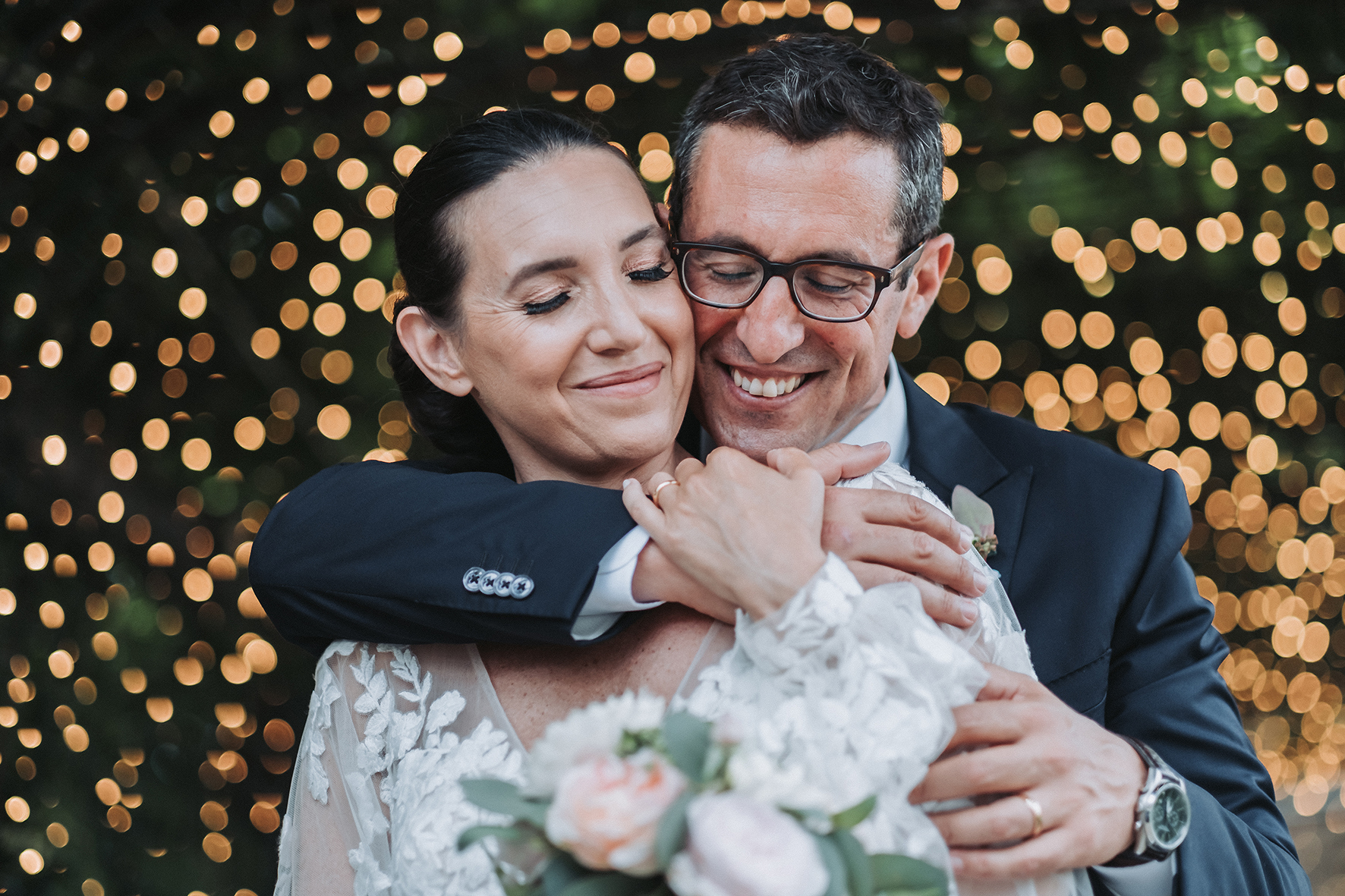 foto di coppia reportage matrimonio abbraccio sposi sfondo di luci