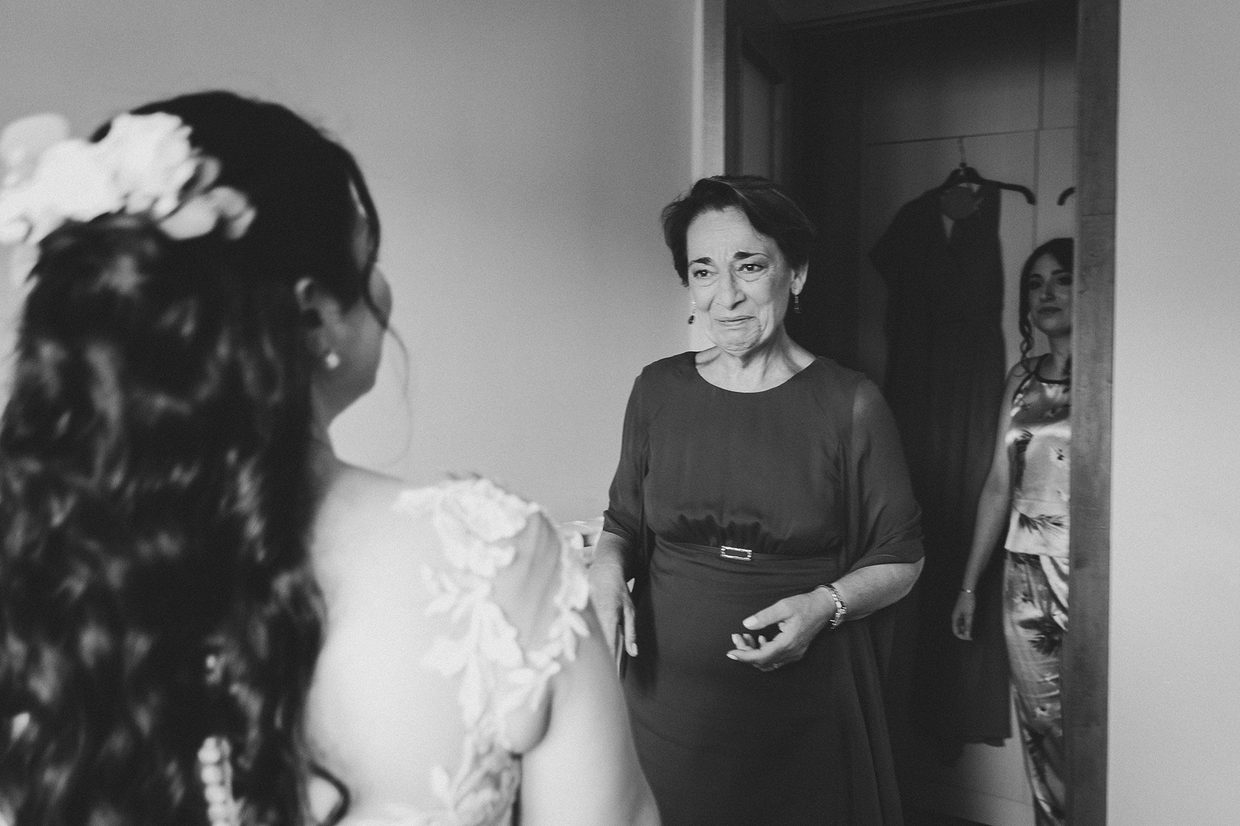 foto di matrimonio spontanee la suocera vede la sposa