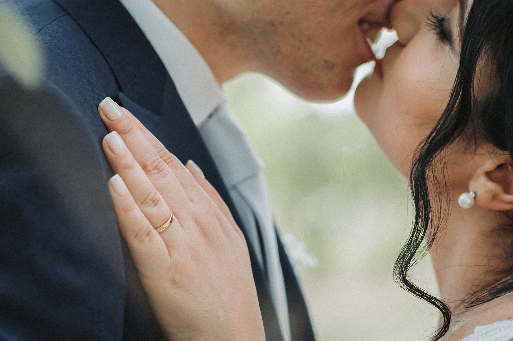 foto matrimonio bacio tra gli sposi