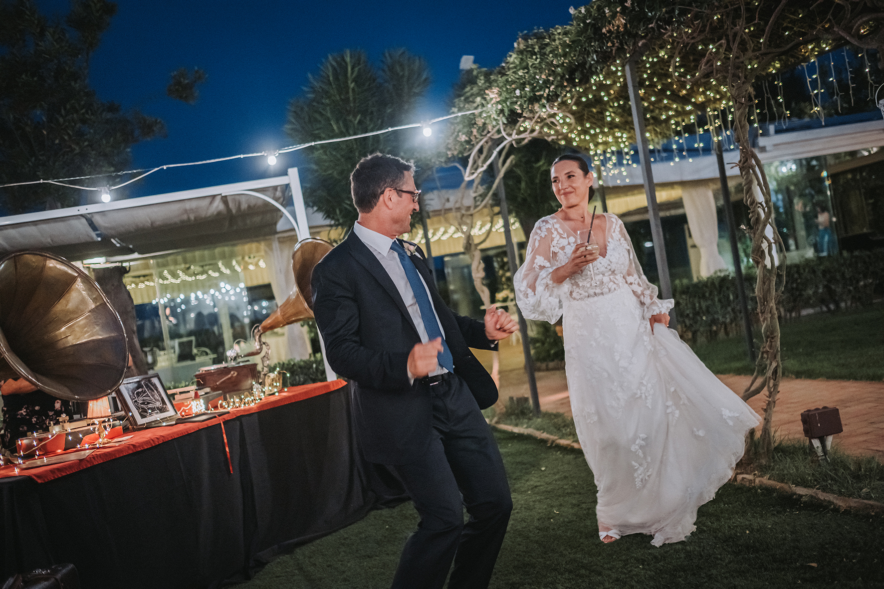 fotografia di reportage matrimonio napoli sposi che ballano