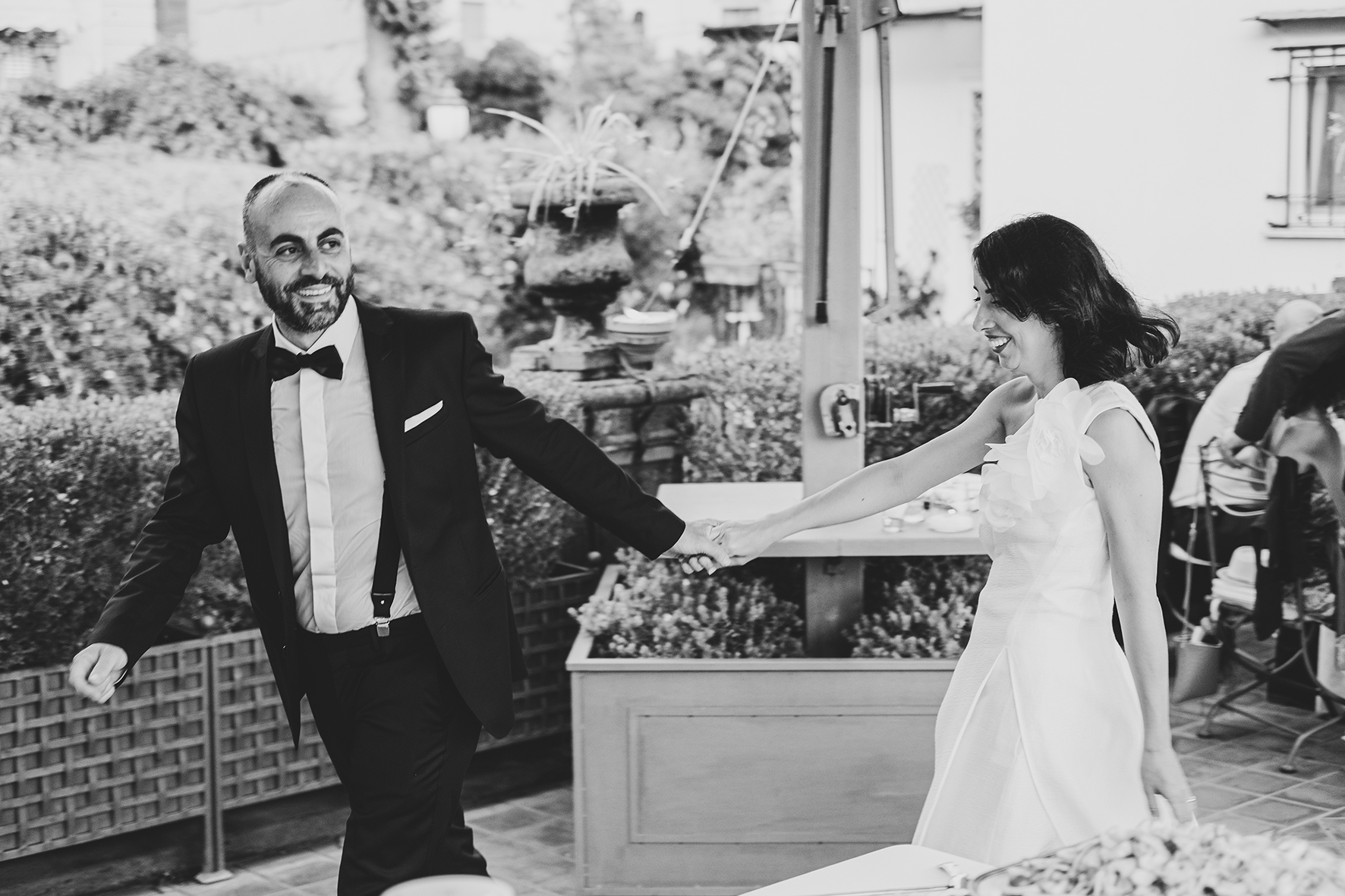 fotoreportage matrimonio napoli sposi che camminano