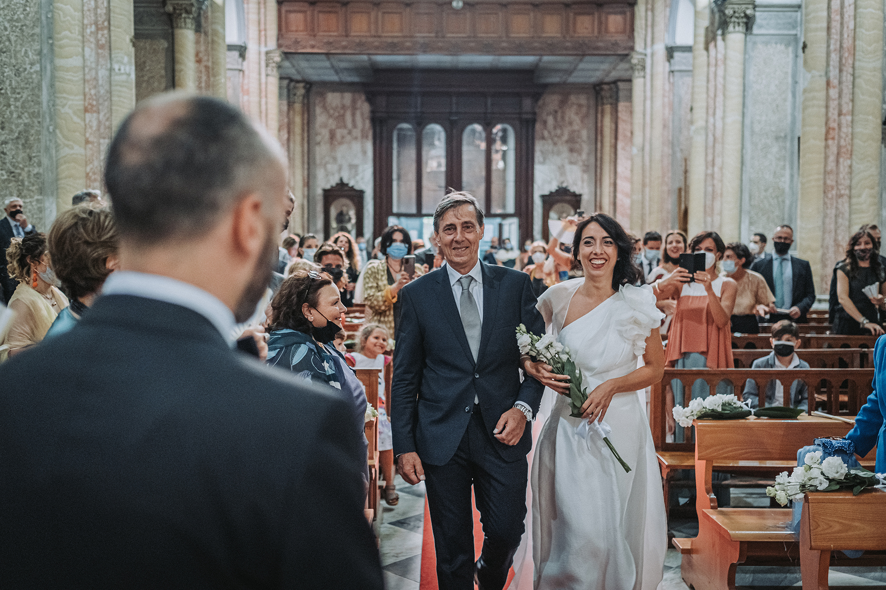 ingresso sposa in chiesa fotografia di matrimonio spontanea
