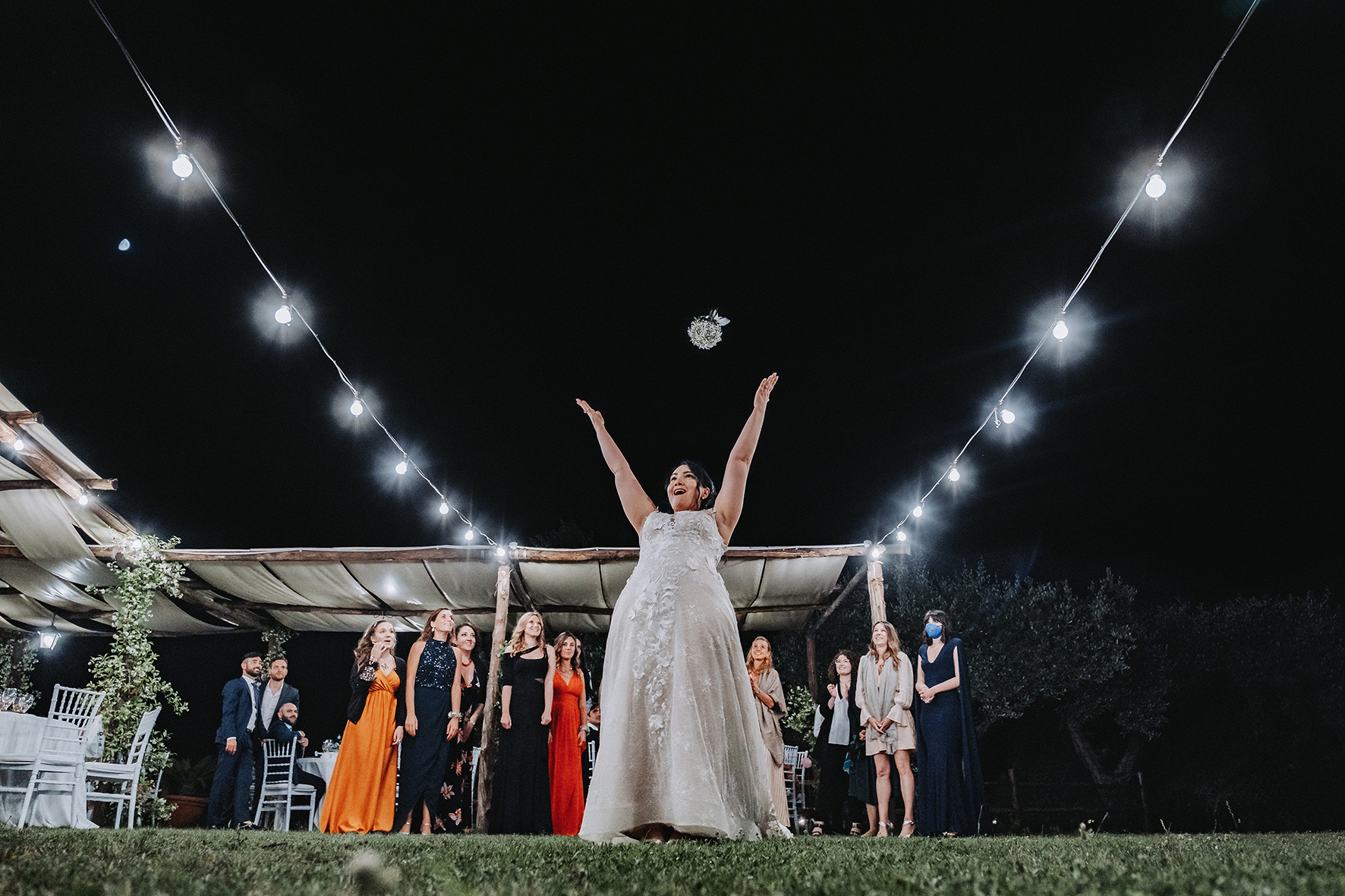 lancio del bouquet fotografia di matrimonio reportage napoli