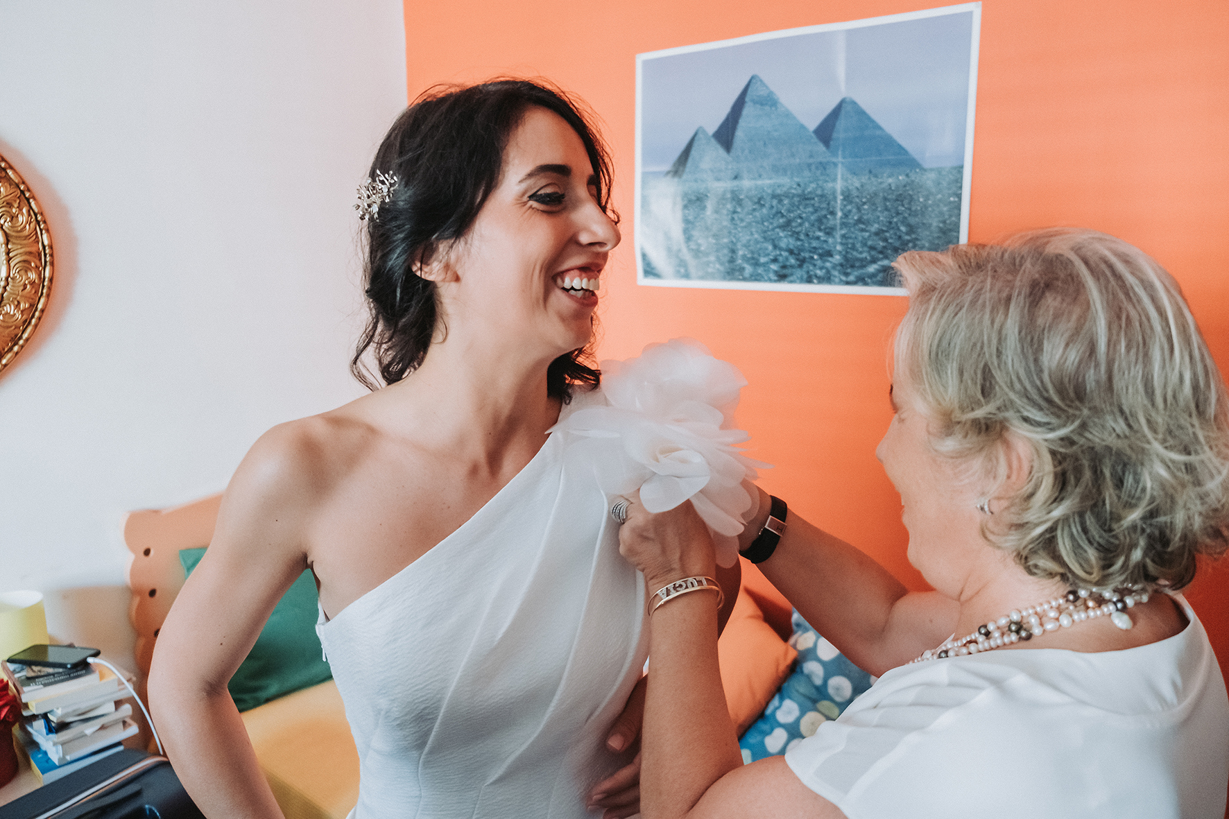 mamma che veste la sposa reportage di matrimonio