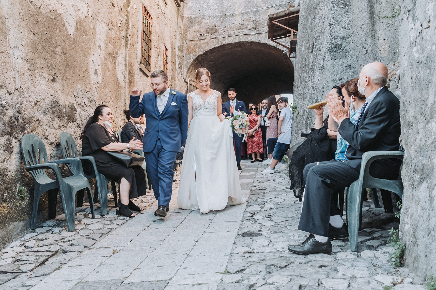 passeggiata degli sposi nel borgo di caserta vecchia