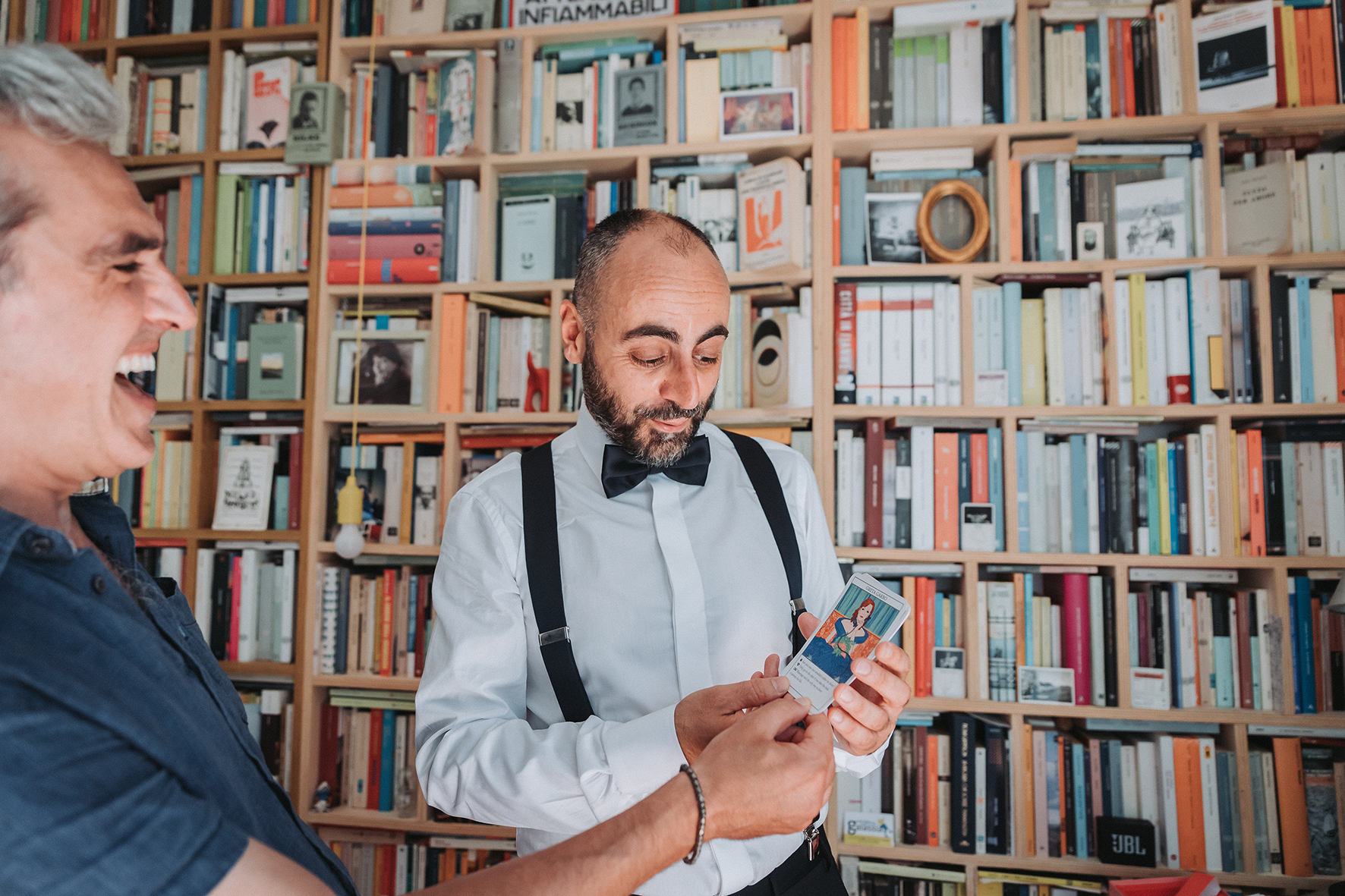 preparazione sposo con il testimone napoli foto matrimonio spontanee