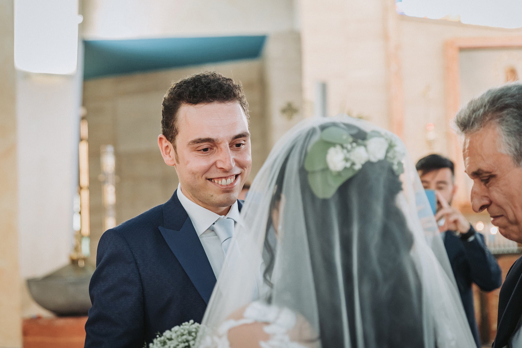 primo sguardo tra sposo e sposa in chiesa