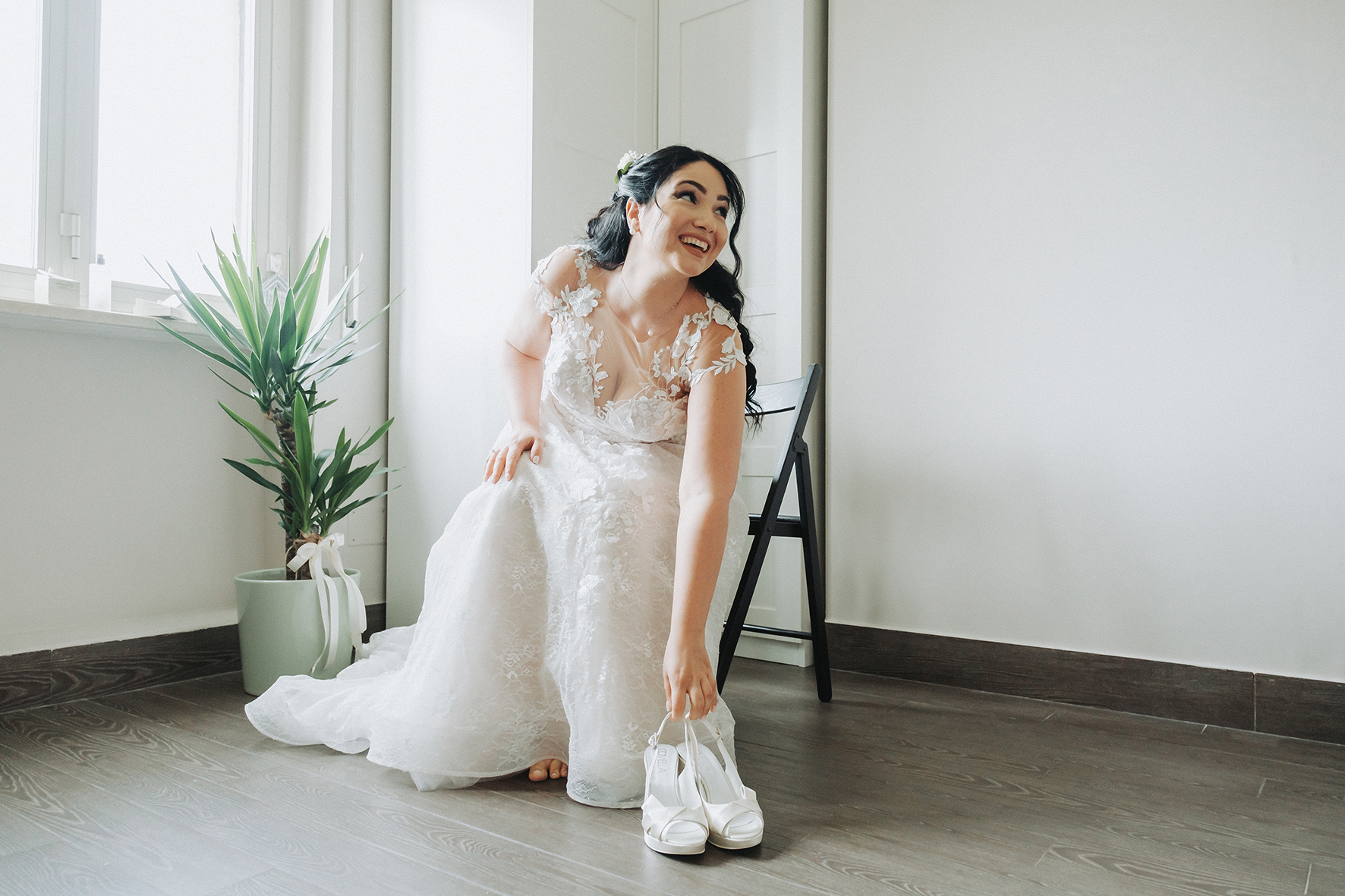 reportage matrimonio sposa indossa le scarpe