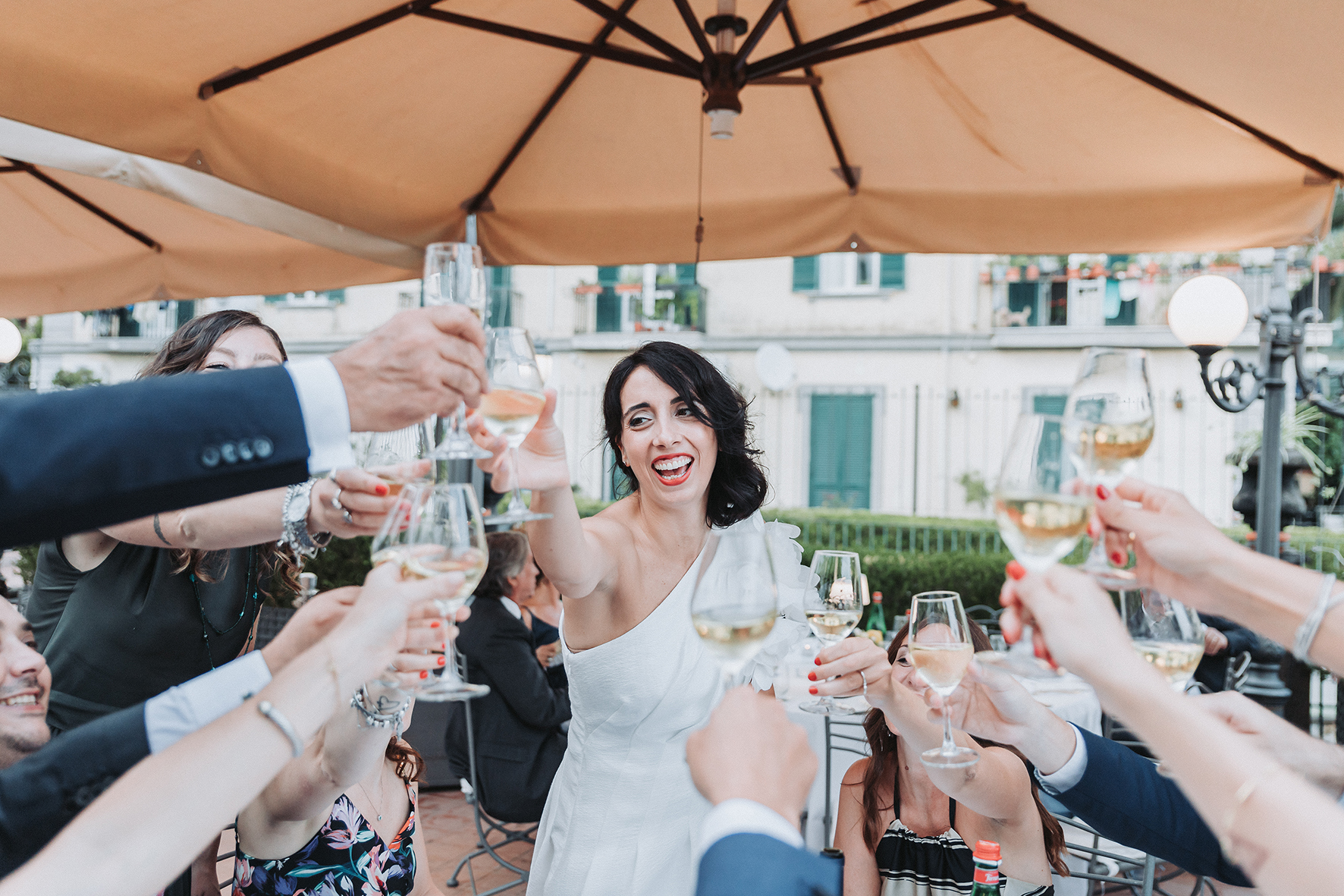 sposa che brinda reportage di matrimonio belvedere carafa napoli