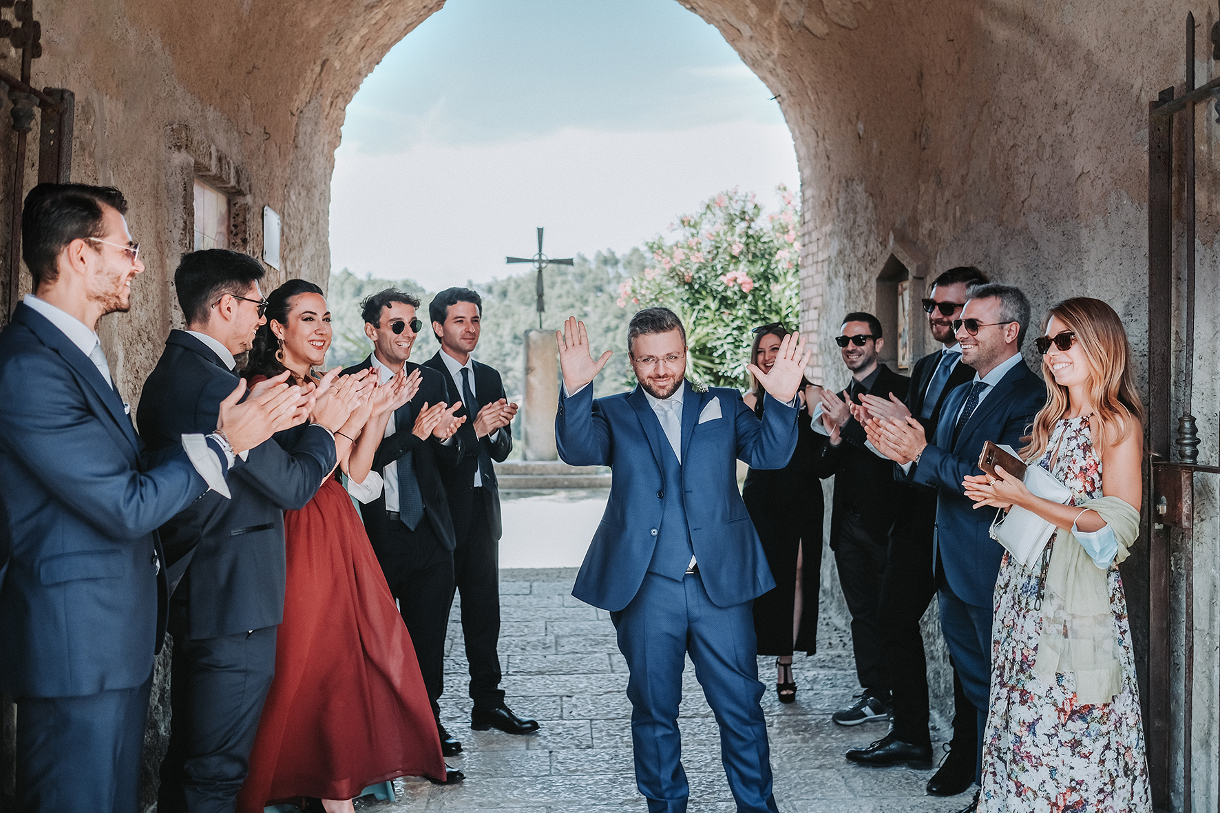 sposo festeggiato dagli amici reportage matrimonio napoli