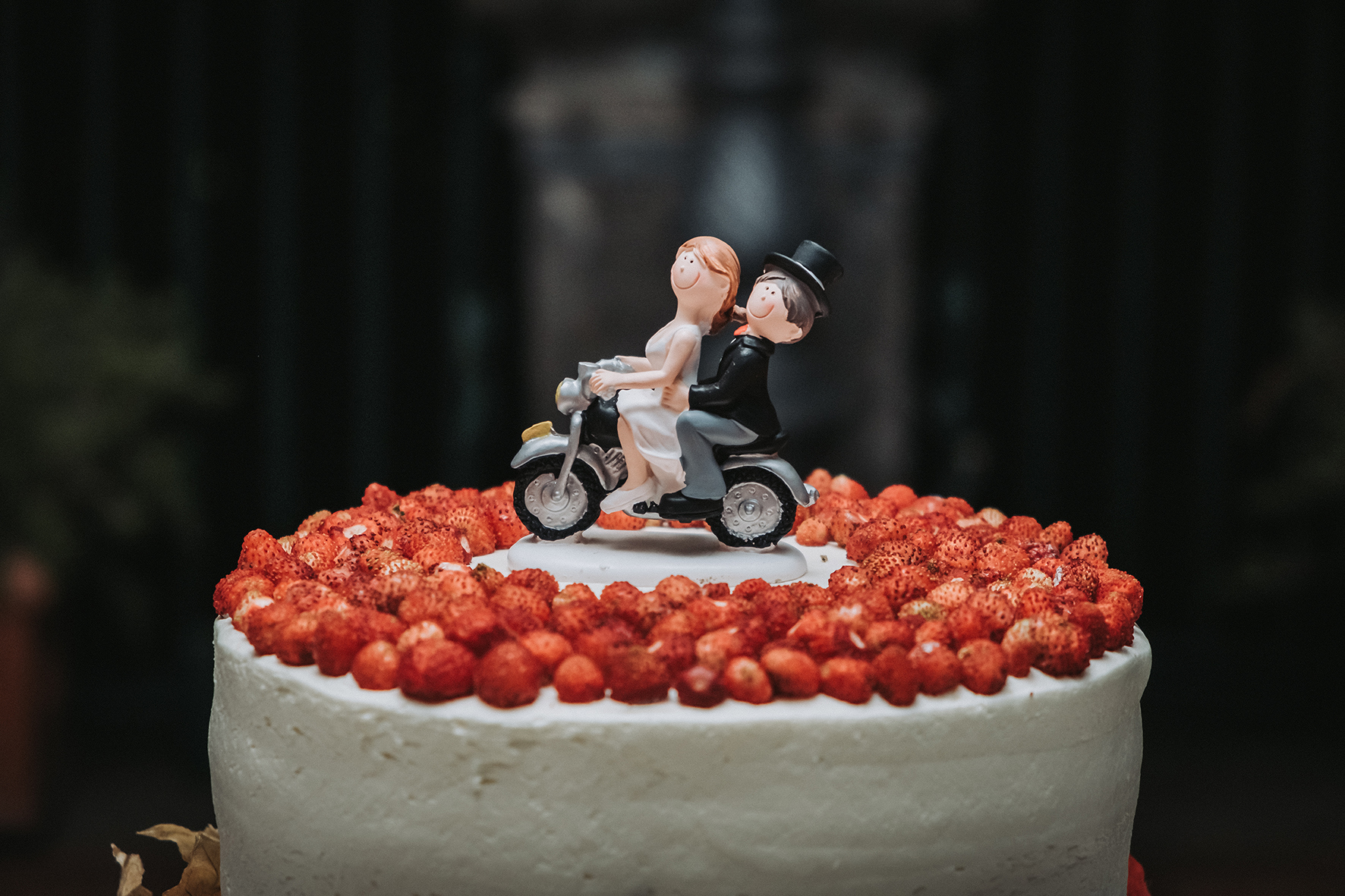 torta nuziale cake topper sposi in vespa