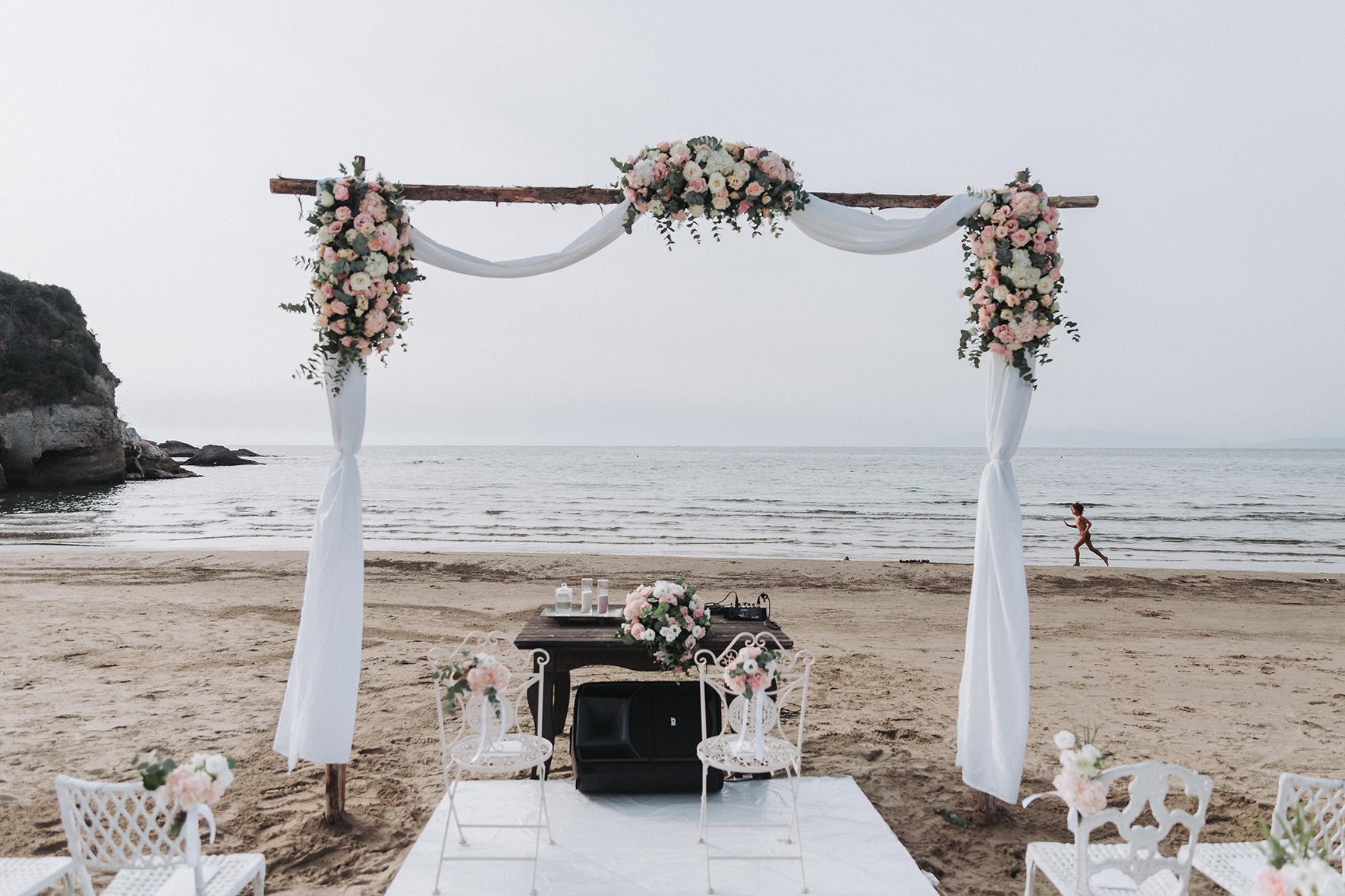 allestimento cerimonia simbolica sulla spiaggia reportage di matrimonio