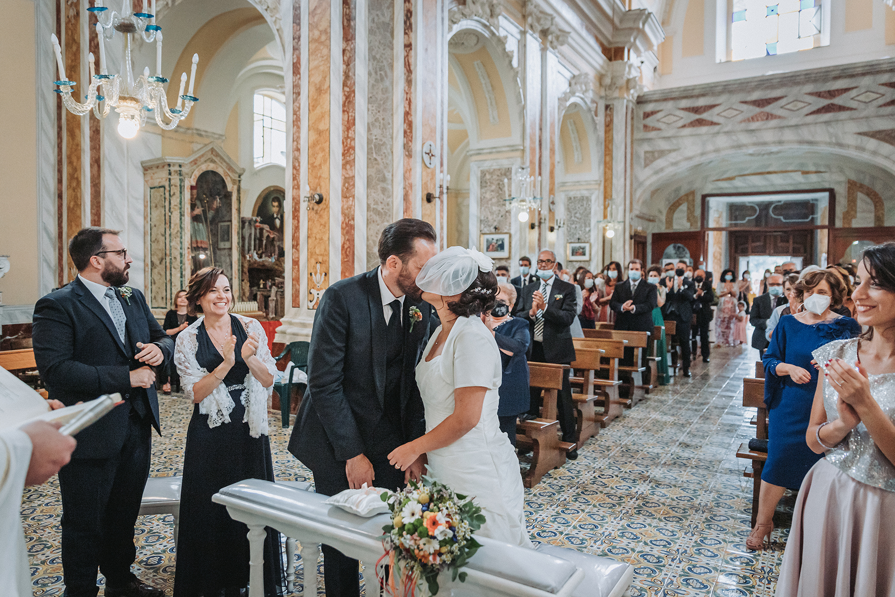bacio degli sposi in chiesa reportage di matrimonio