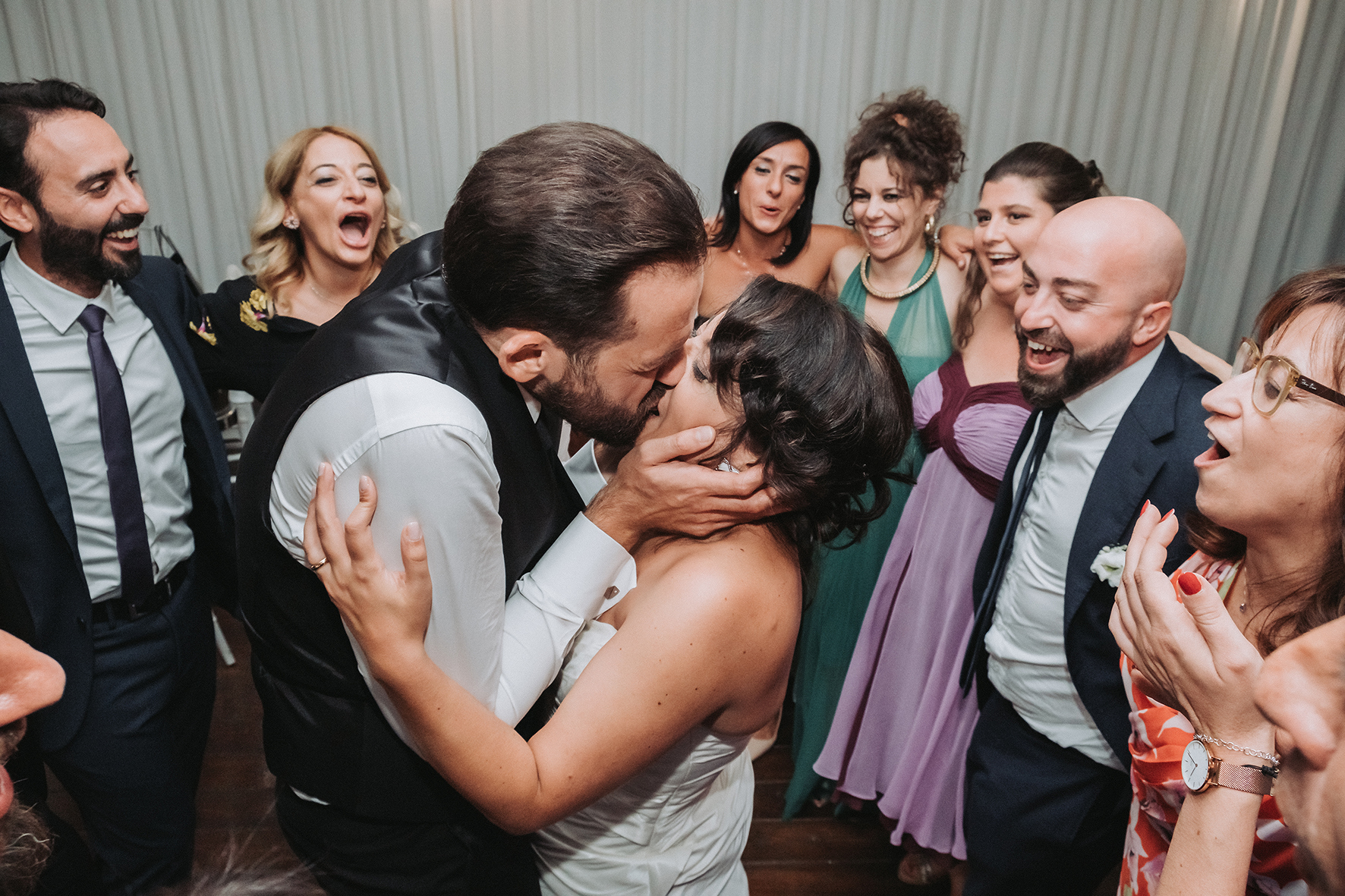 bacio degli sposi mentre ballano fotografia di reportage di matrimonio