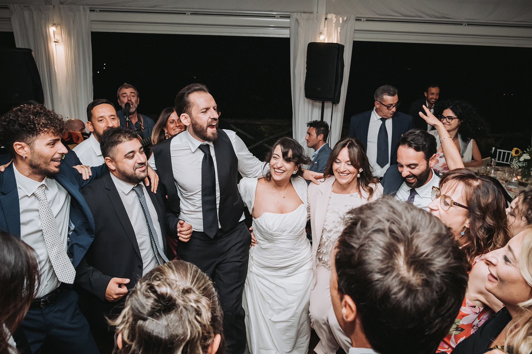 balli con gli amici festa di matrimonio reportage