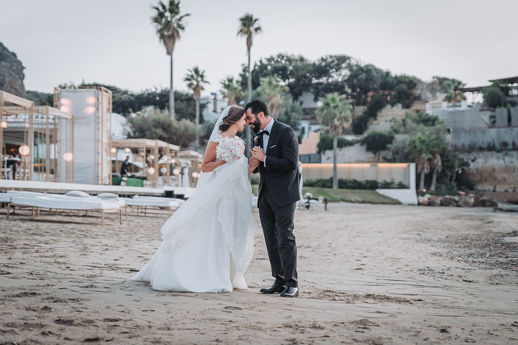 foto di coppia in spiaggia sposi reportage di matrimonio napoli