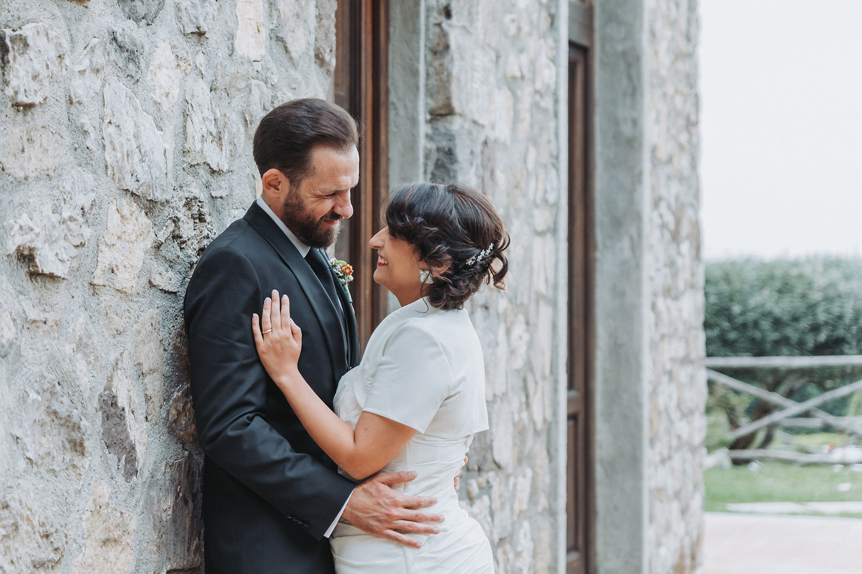 foto di coppia sposi villa della porta pacognano