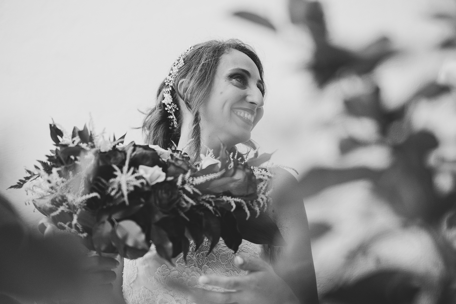 foto spontanee matrimonio sposa con il bouquet