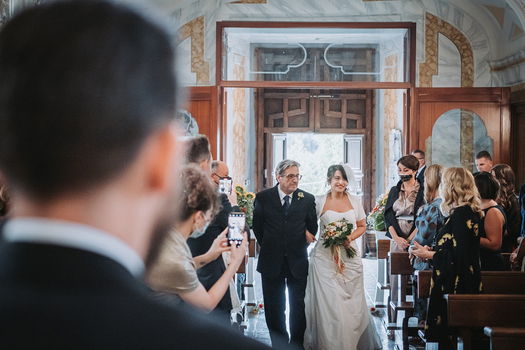 ingresso della sposa in chiesa fotografie spontanee