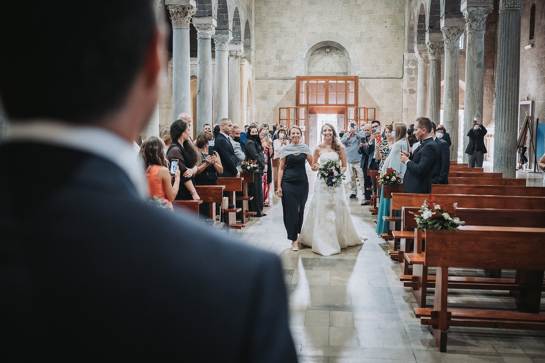 ingresso sposa con la mamma al duomo caserta vecchia fotografie di matrimonio spontanea