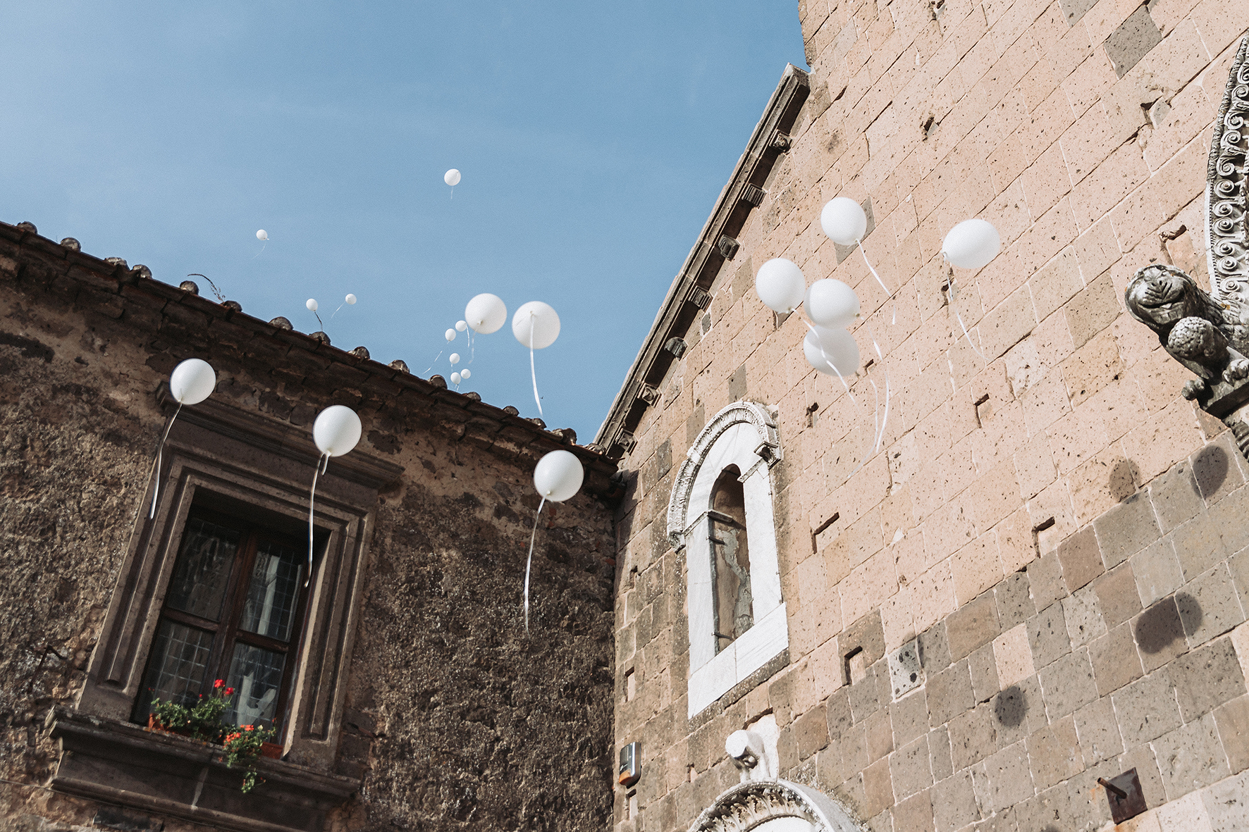 lancio dei palloncini fuori la chiesa reportage di matrimonio campania