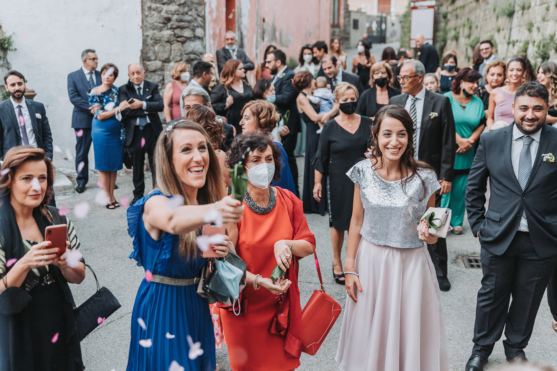 lancio del riso fotografie di reportage di matrimonio