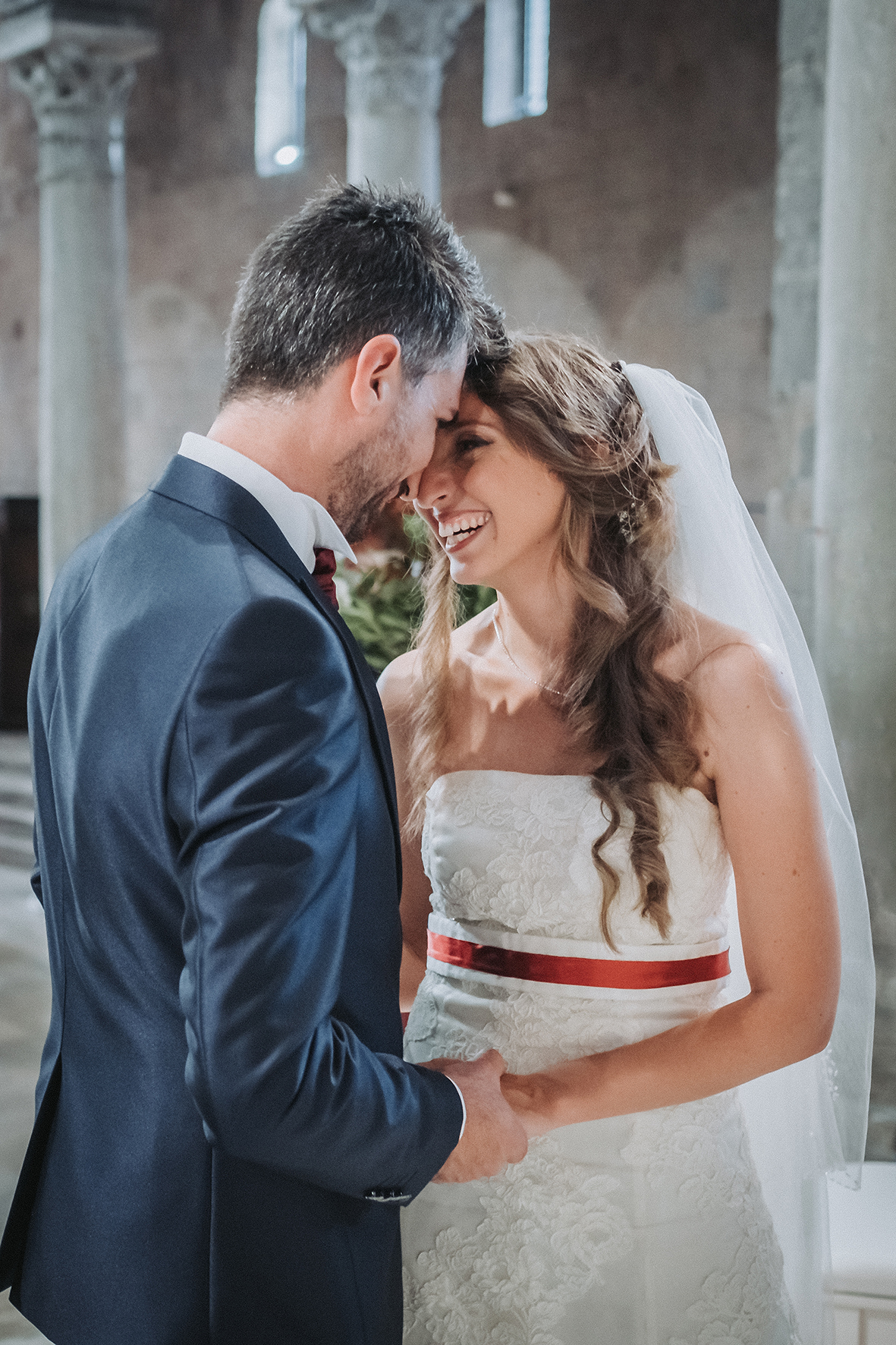 matrimonio in chiesa duomo di caserta vecchia sposi felici foto spontanee