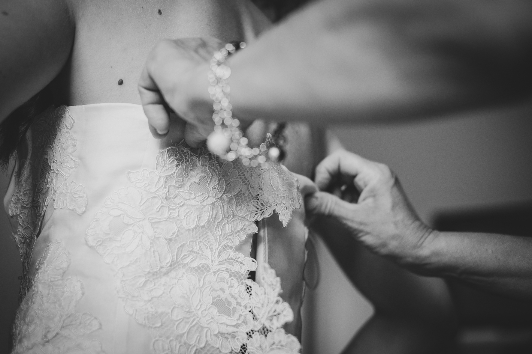 preparazione sposa chiusura vestito foto di matrimonio