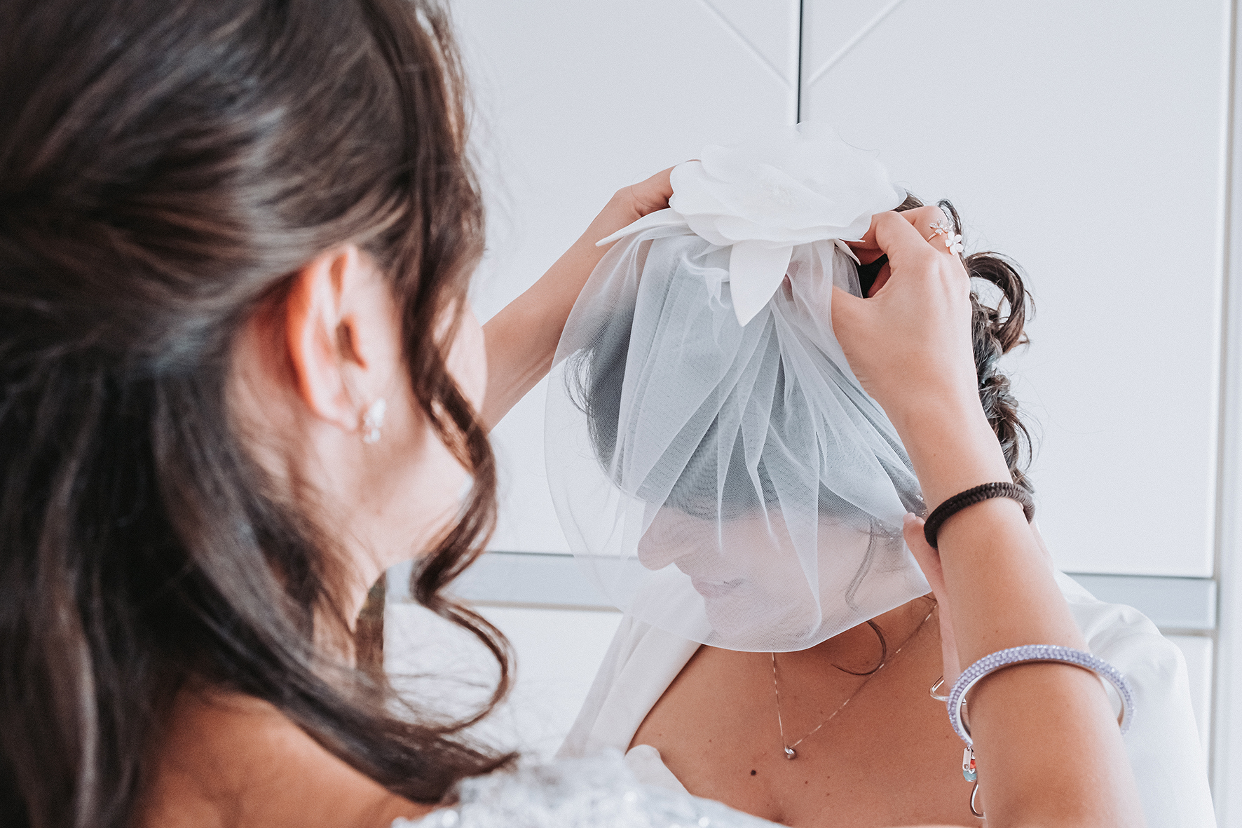 preparazione sposa indossa cappellino reportage di matrimonio napoli