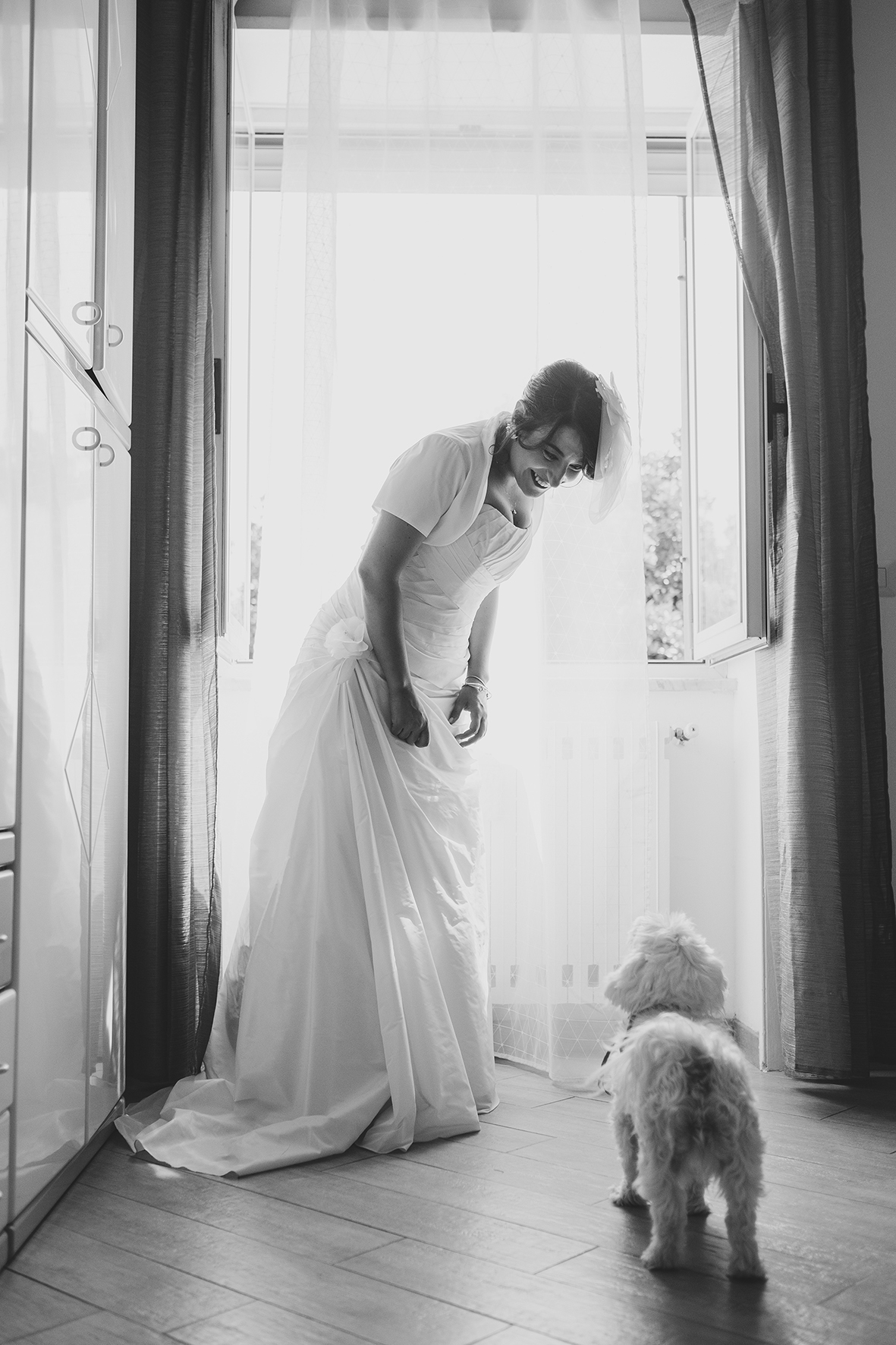 preparazione sposa reportage di matrimonio sposa con il suo cane