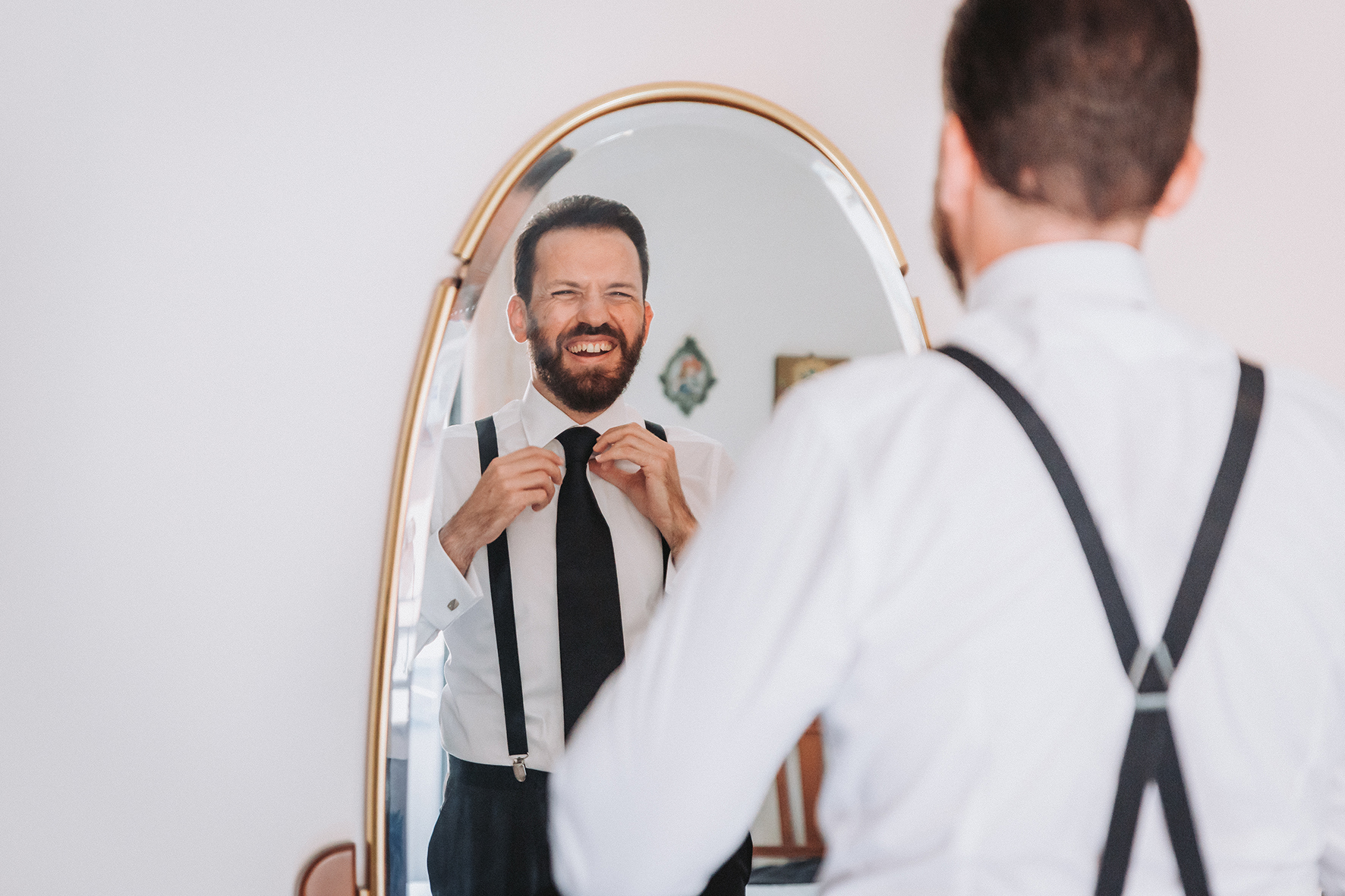 preparazione sposo allo specchio reportage di matrimonio