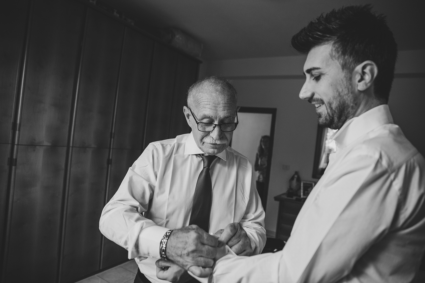 preparazione sposo con padre fotoreportage matrimonio