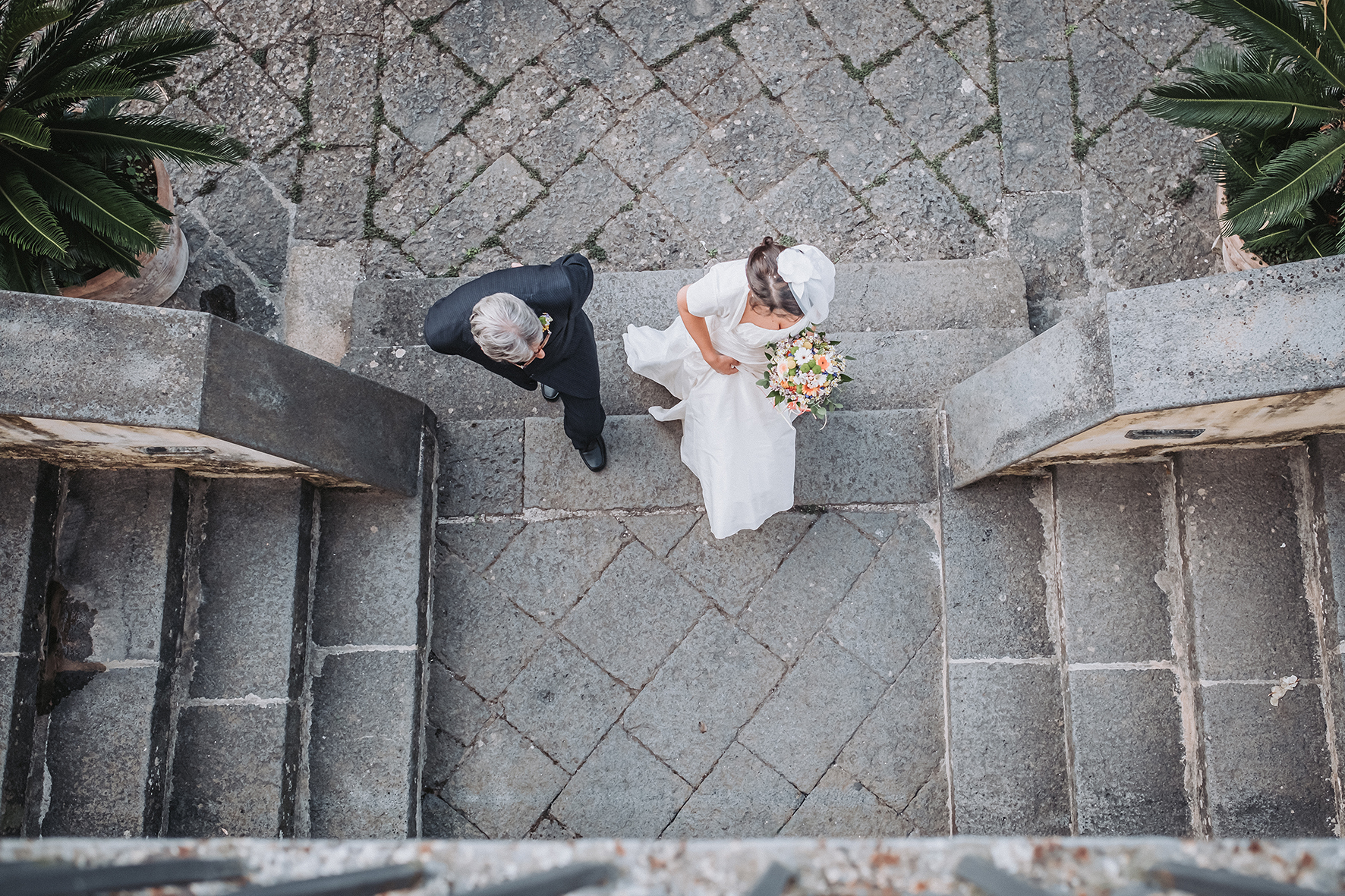 sposa arriva con il padre alla scalinata della chiesa reportage di matrimonio