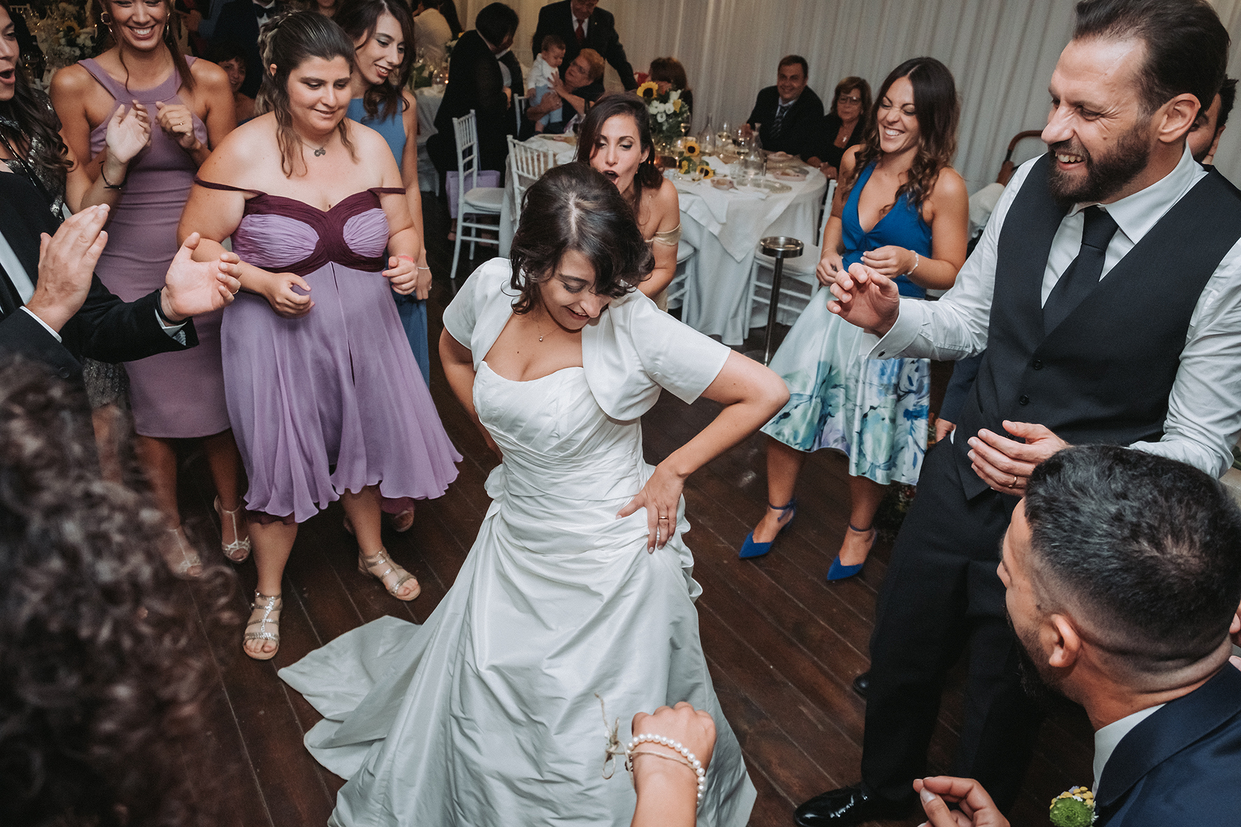 sposa che balla circondata dagli amici reportage di matrimonio