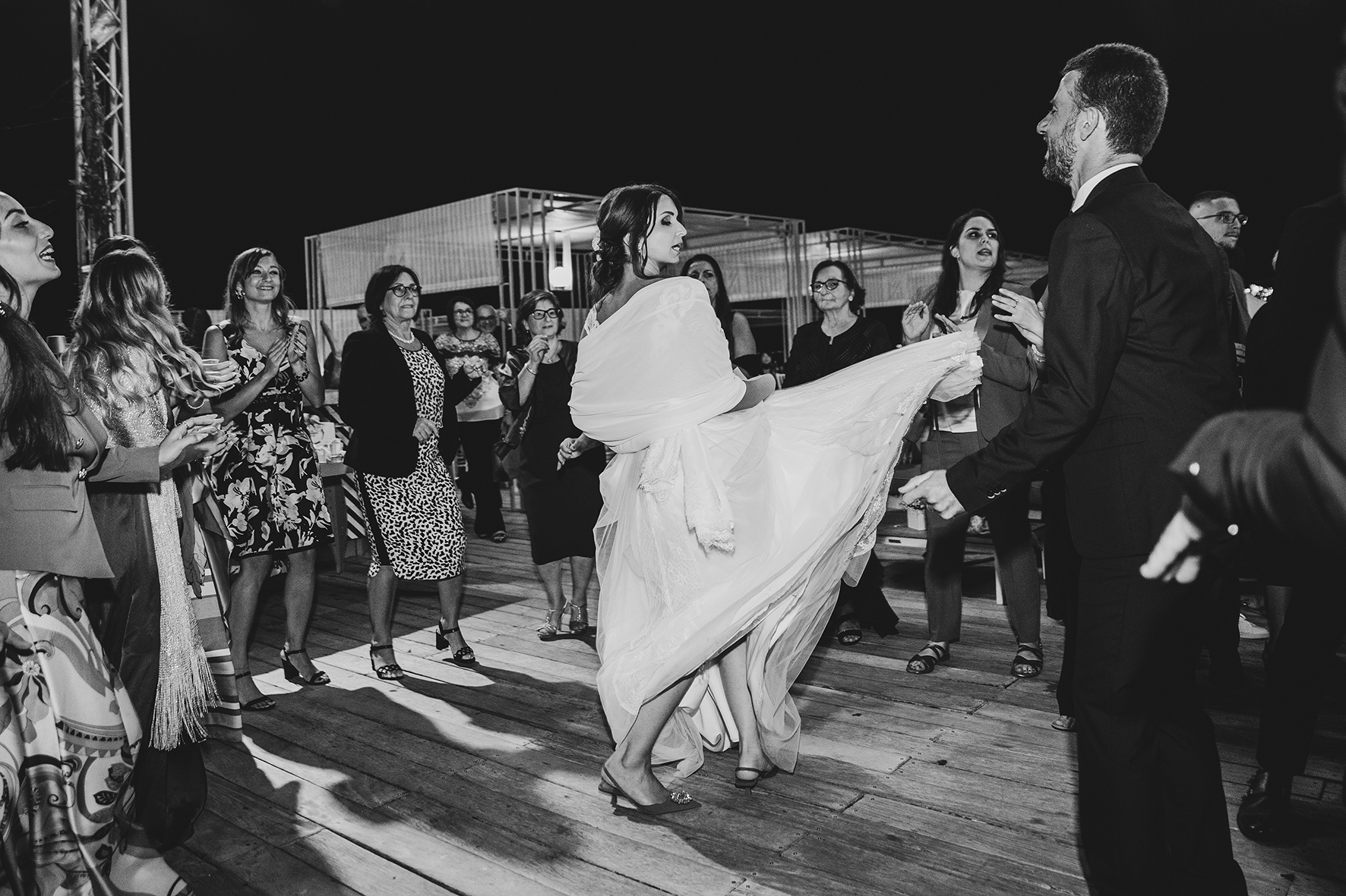sposa che balla fotoreportage matrimonio al mare