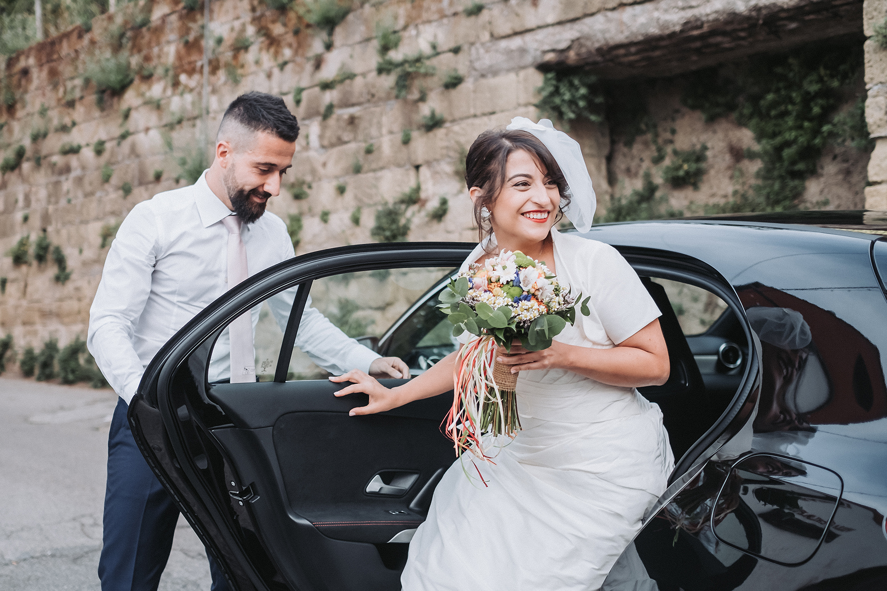 sposa che esce dalla macchina foto reportage di matrimonio