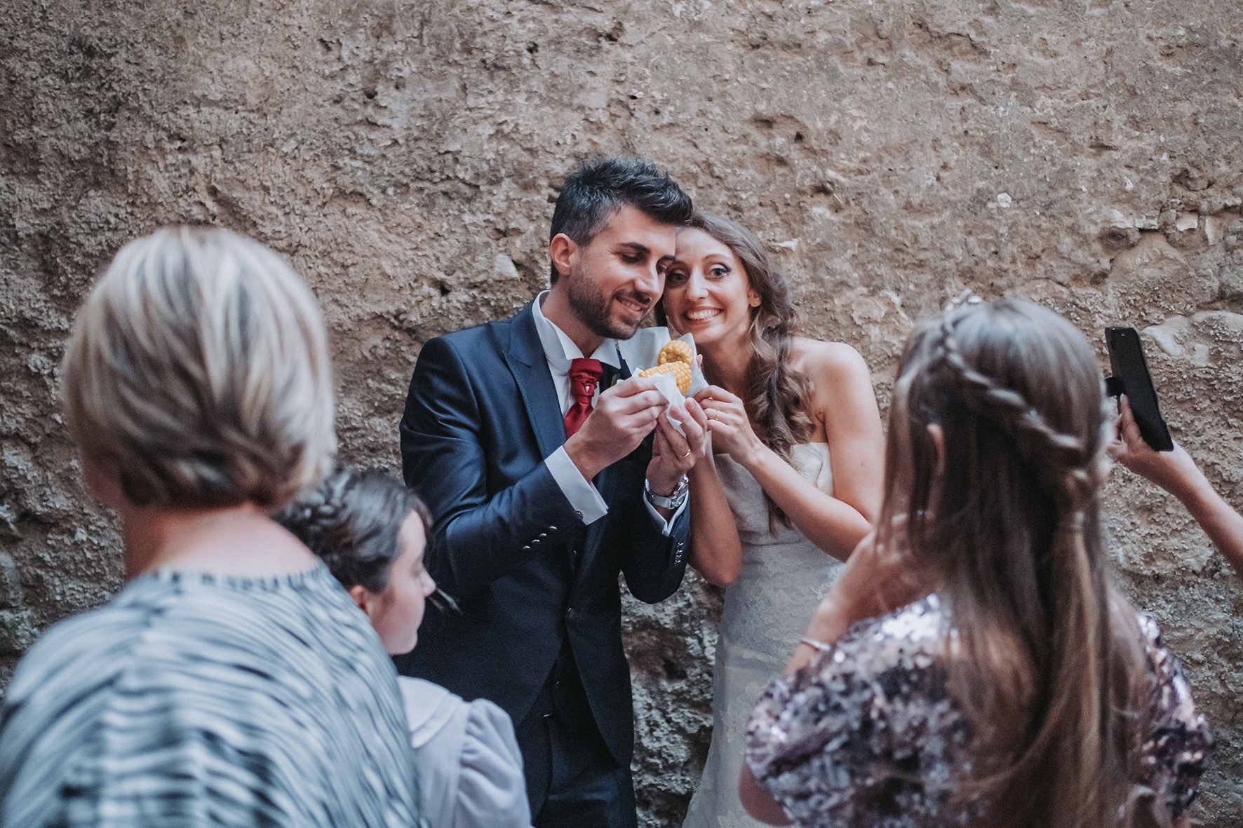 sposi alla degustazione del borgo di caserta vecchia reportage matrimonio