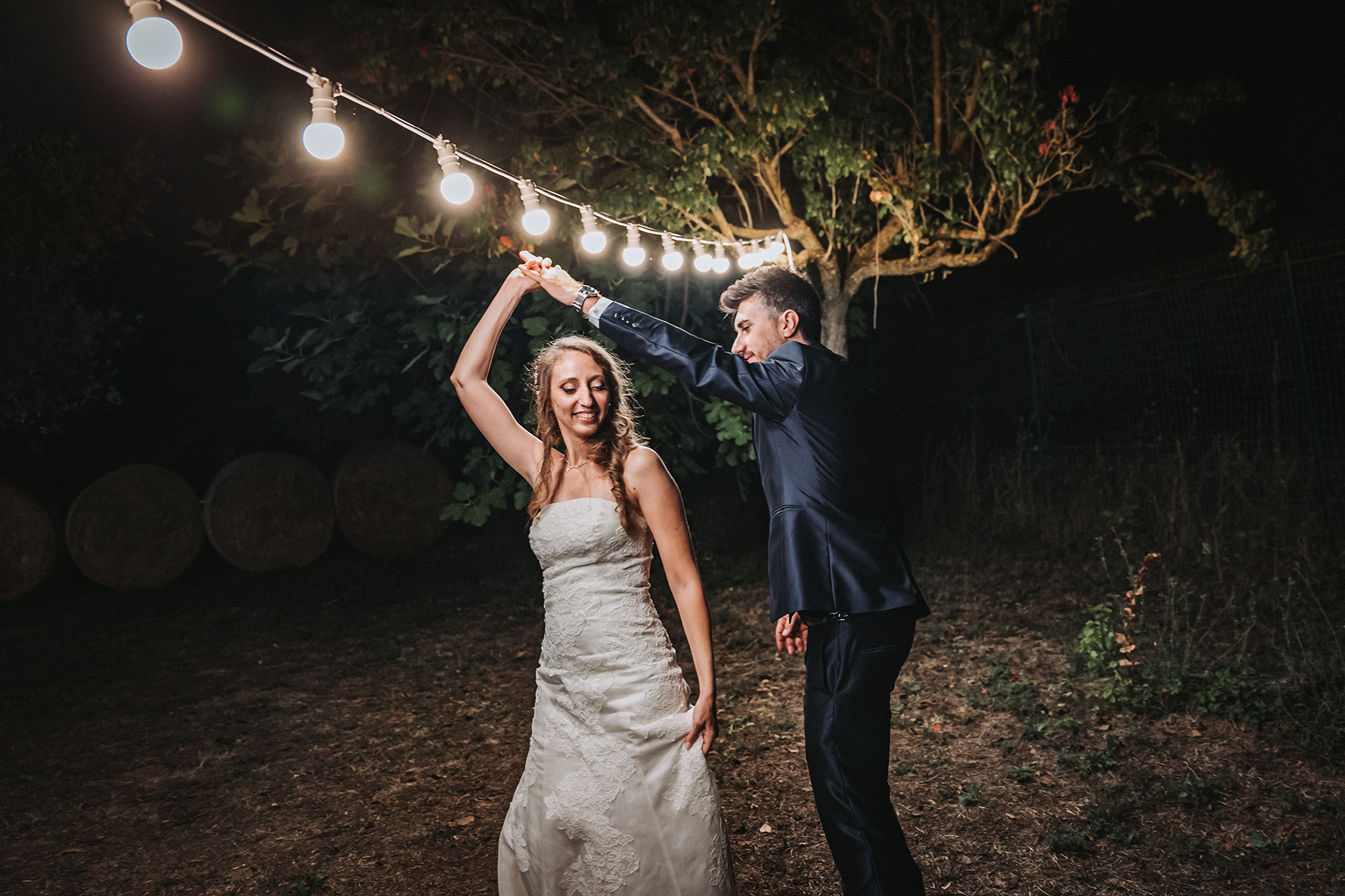 sposi ballano sotto le luci romantiche reportage matrimonio